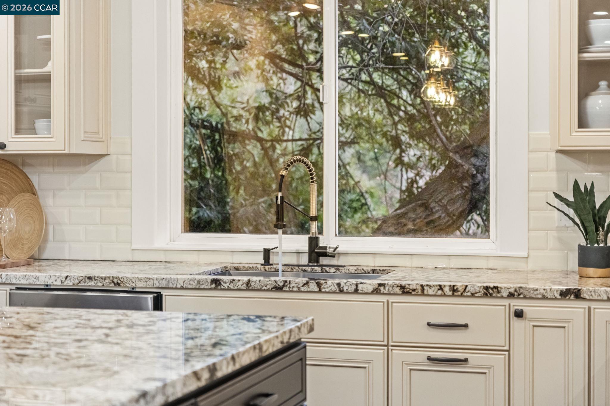 Detail Gallery Image 14 of 58 For 6165 Doncaster Pl, Oakland,  CA 94611 - 4 Beds | 3/1 Baths