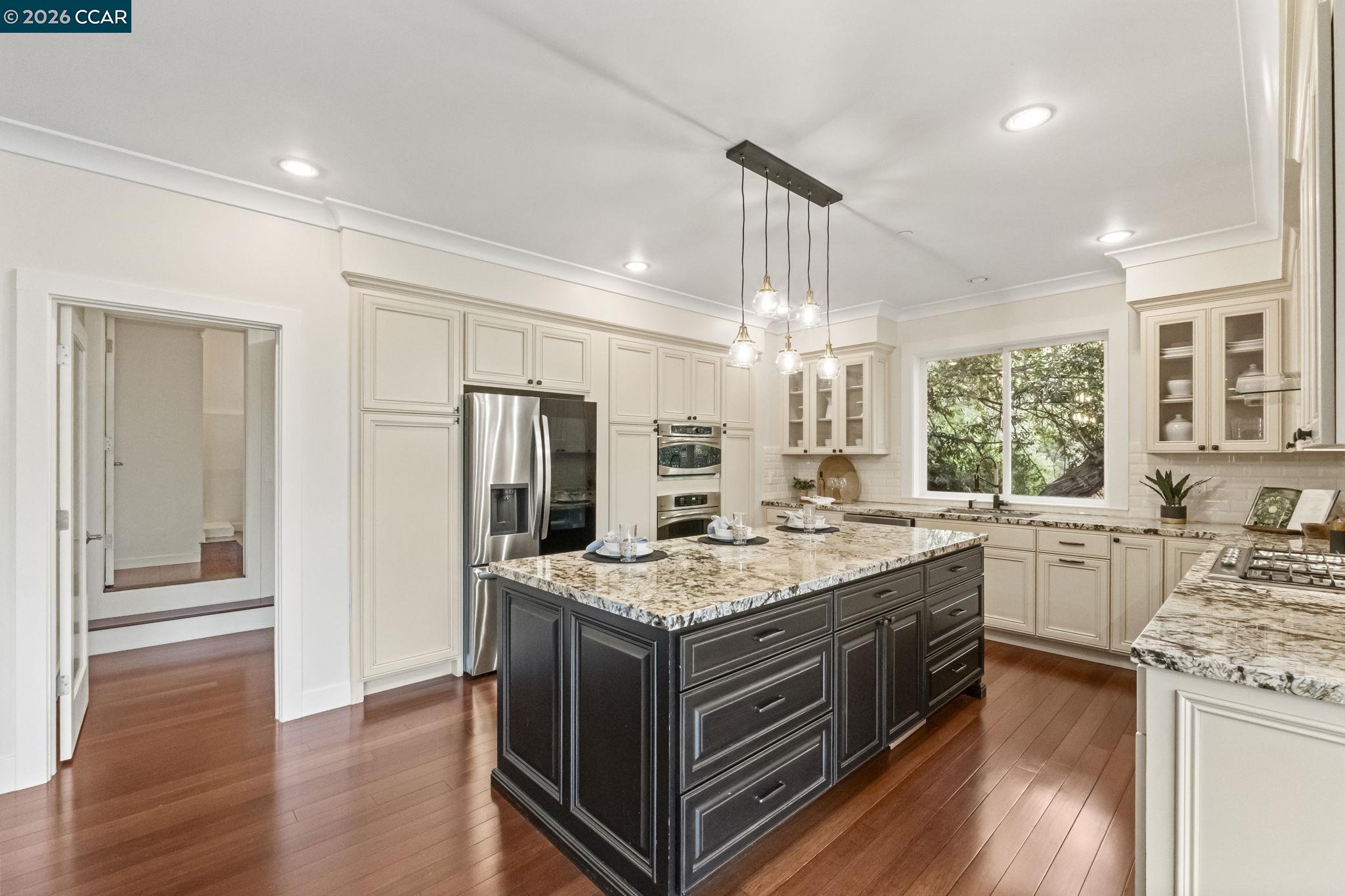 Detail Gallery Image 15 of 58 For 6165 Doncaster Pl, Oakland,  CA 94611 - 4 Beds | 3/1 Baths