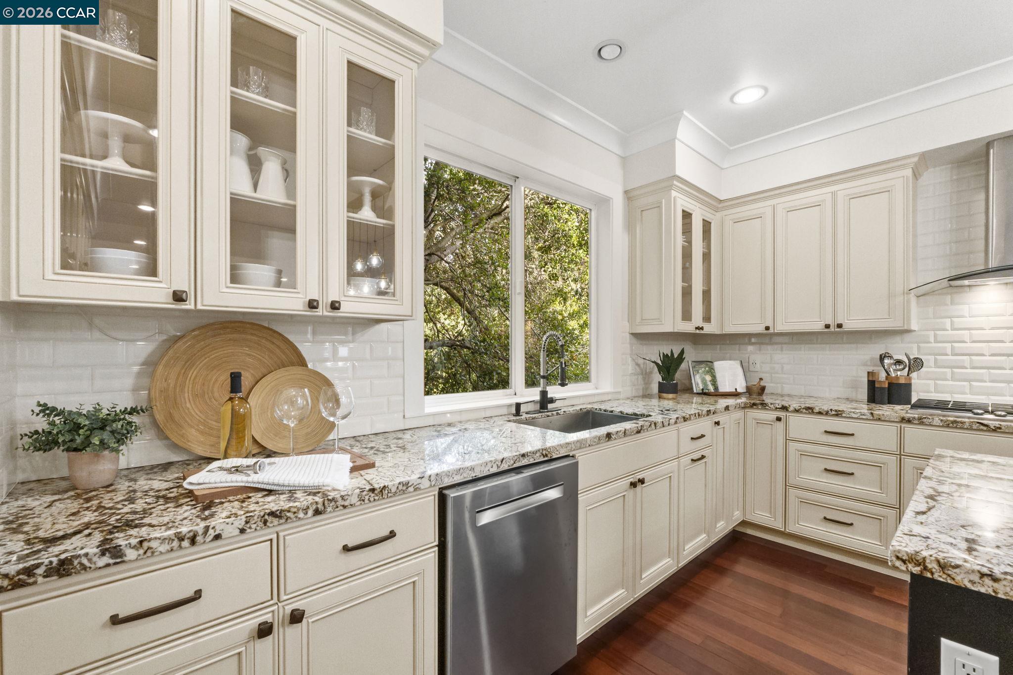 Detail Gallery Image 16 of 58 For 6165 Doncaster Pl, Oakland,  CA 94611 - 4 Beds | 3/1 Baths