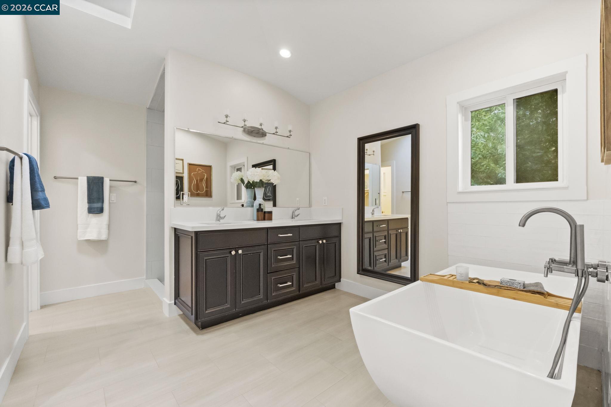 Detail Gallery Image 30 of 58 For 6165 Doncaster Pl, Oakland,  CA 94611 - 4 Beds | 3/1 Baths