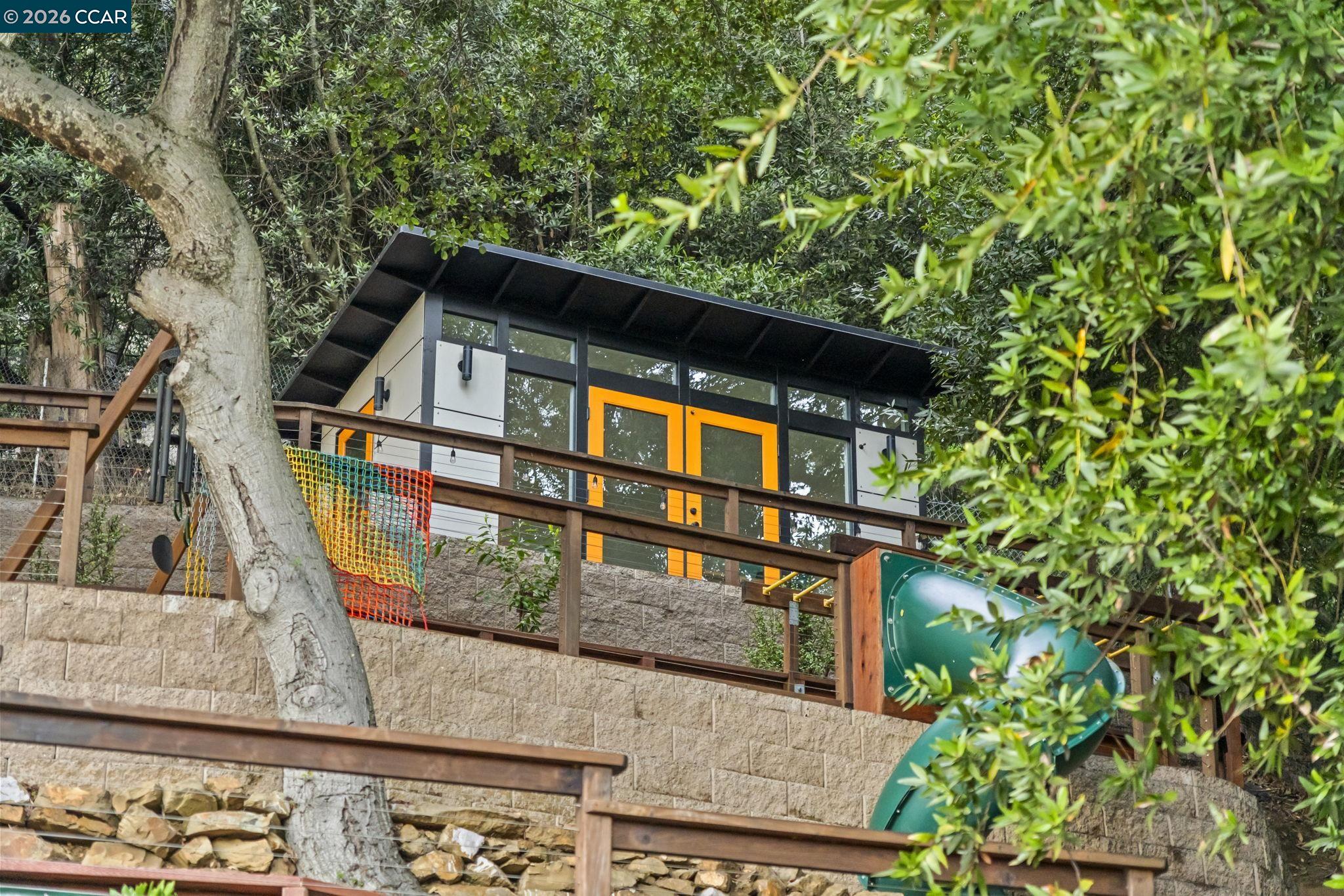 Detail Gallery Image 45 of 58 For 6165 Doncaster Pl, Oakland,  CA 94611 - 4 Beds | 3/1 Baths