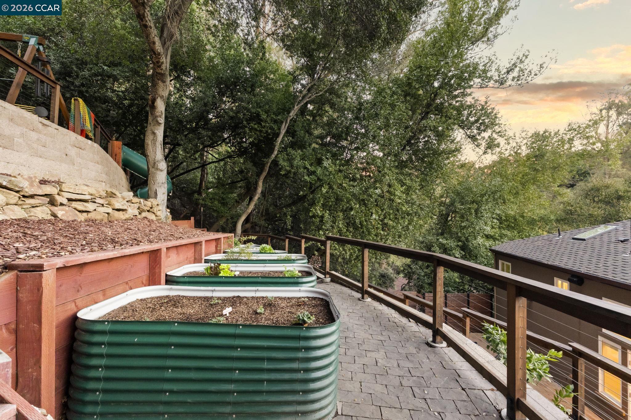 Detail Gallery Image 46 of 58 For 6165 Doncaster Pl, Oakland,  CA 94611 - 4 Beds | 3/1 Baths