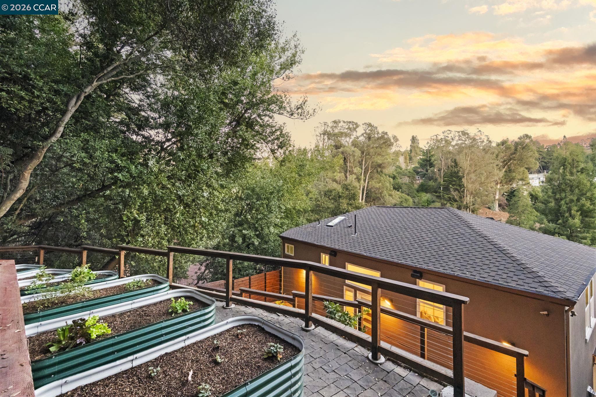 Detail Gallery Image 51 of 58 For 6165 Doncaster Pl, Oakland,  CA 94611 - 4 Beds | 3/1 Baths