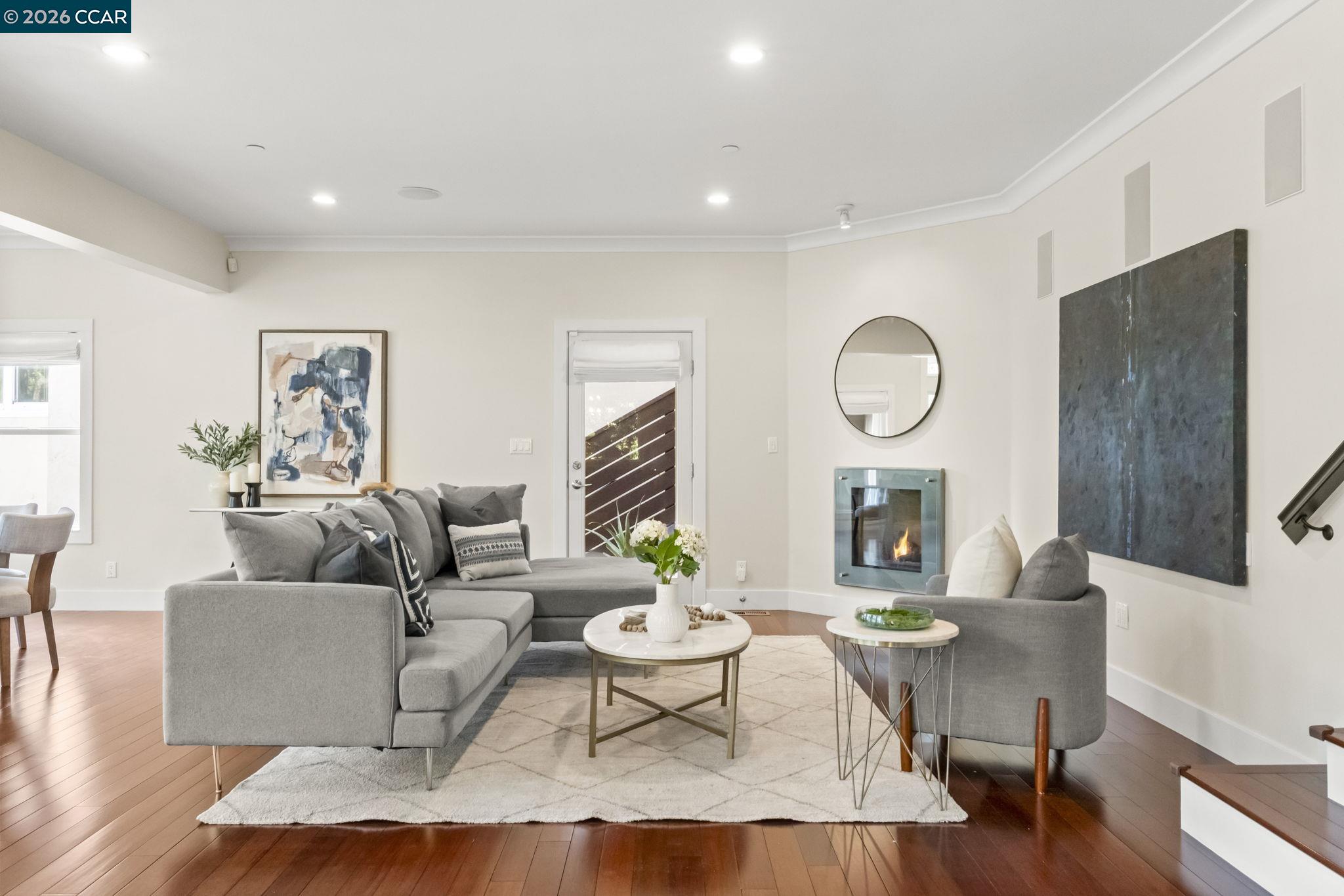 Detail Gallery Image 10 of 58 For 6165 Doncaster Pl, Oakland,  CA 94611 - 4 Beds | 3/1 Baths