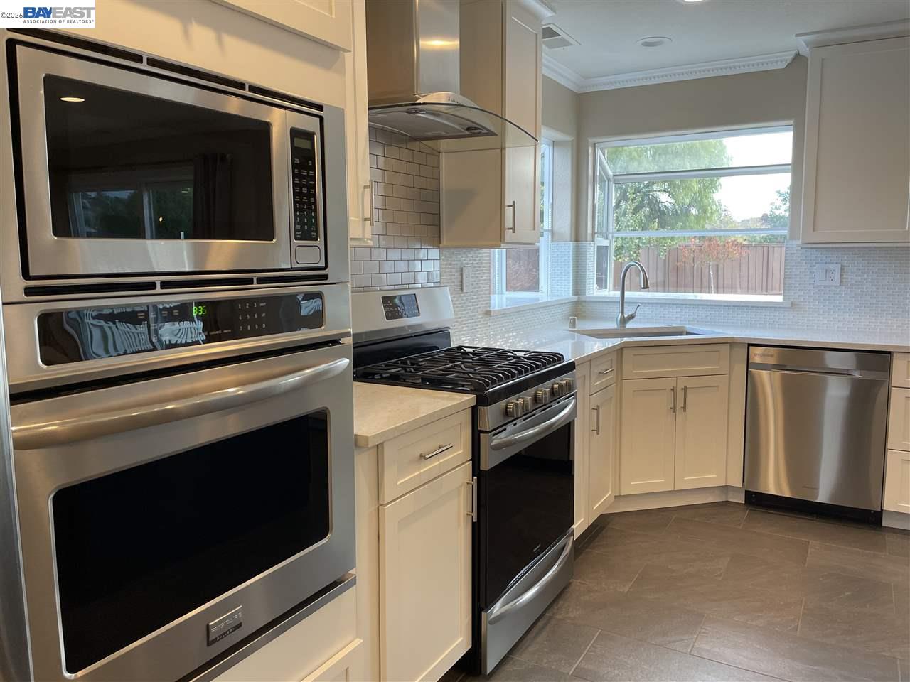 Detail Gallery Image 12 of 40 For 1393 Arrowhead Ave, Livermore,  CA 94551 - 6 Beds | 3 Baths