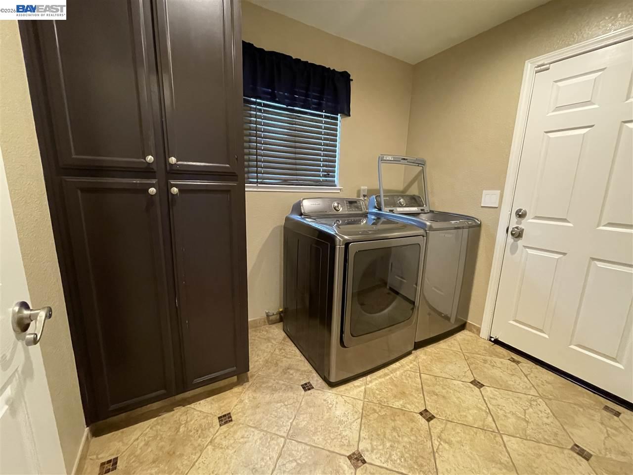 Detail Gallery Image 16 of 40 For 1393 Arrowhead Ave, Livermore,  CA 94551 - 6 Beds | 3 Baths