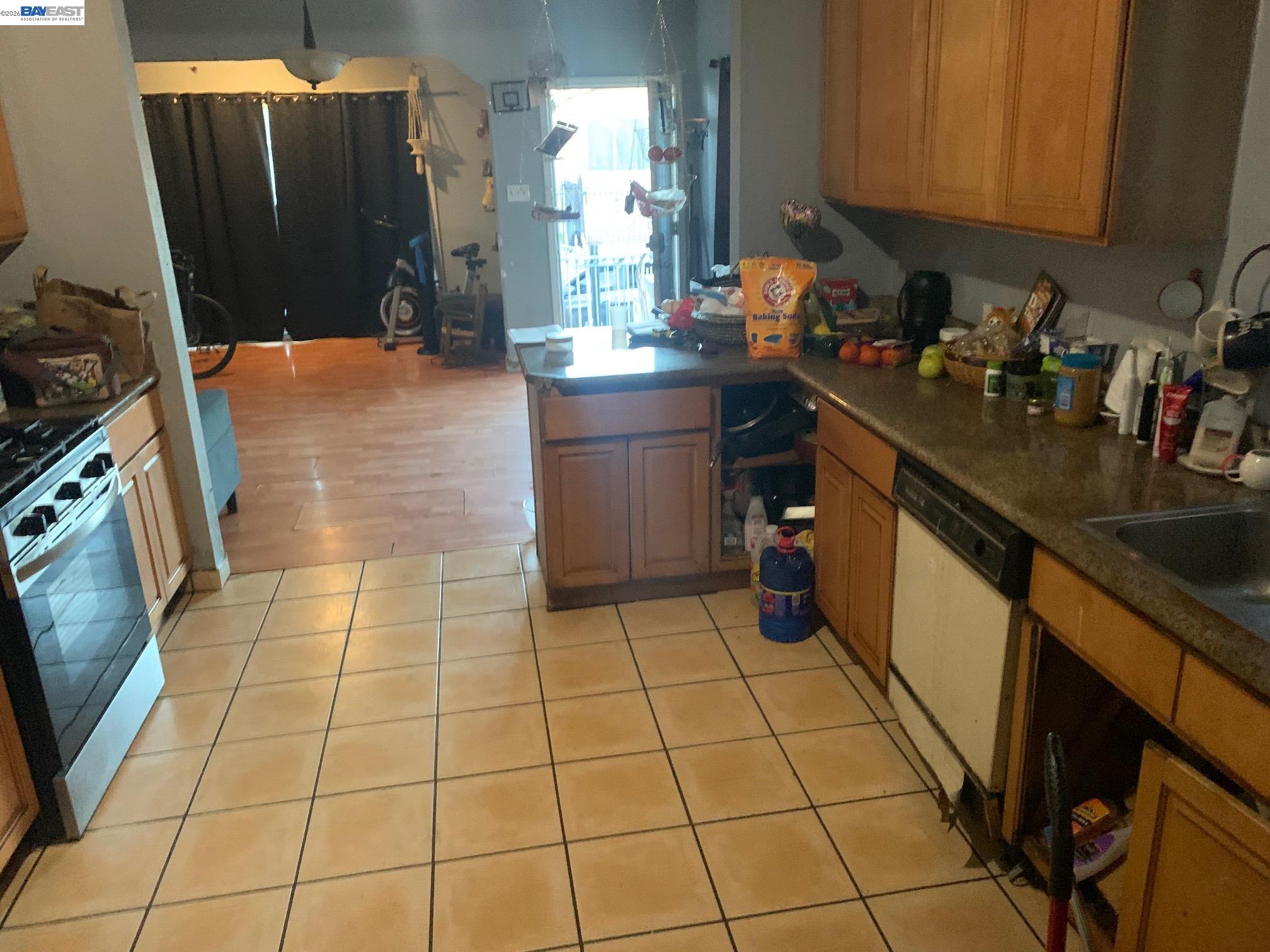 Detail Gallery Image 5 of 19 For 7333 Lockwood St, Oakland,  CA 94621 - – Beds | – Baths