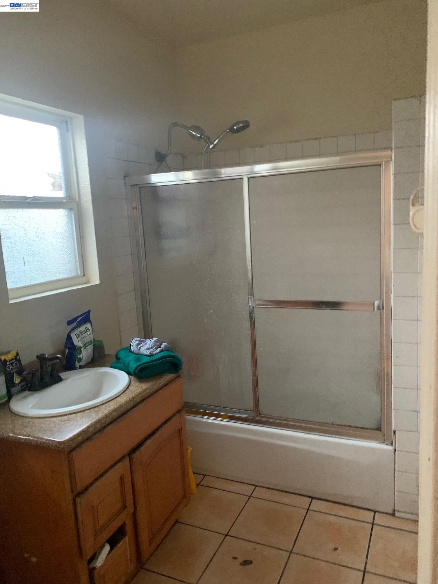 Detail Gallery Image 6 of 19 For 7333 Lockwood St, Oakland,  CA 94621 - – Beds | – Baths