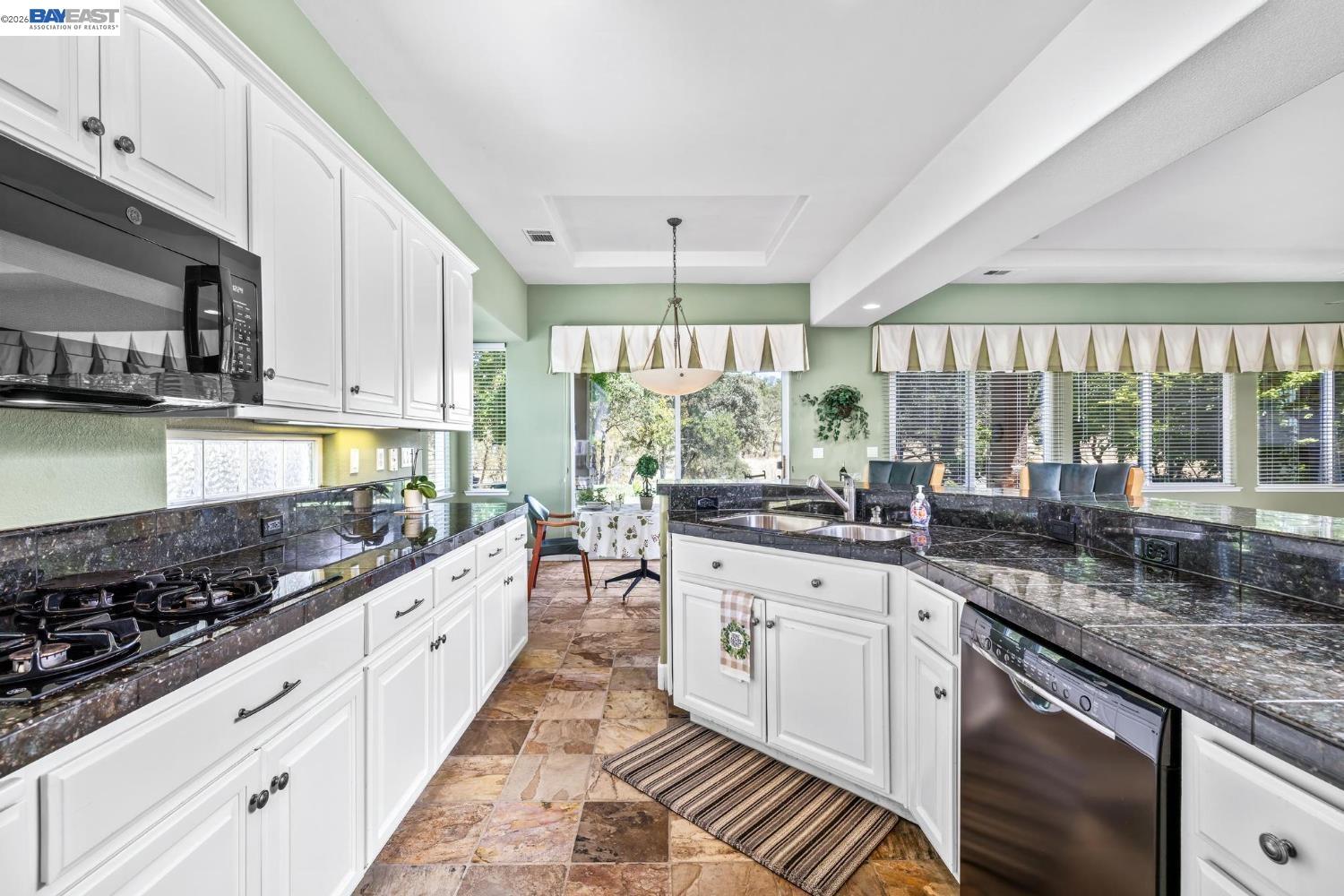 Detail Gallery Image 12 of 41 For 8 Rock Ridge Ct, Copperopolis,  CA 95228 - 2 Beds | 2 Baths