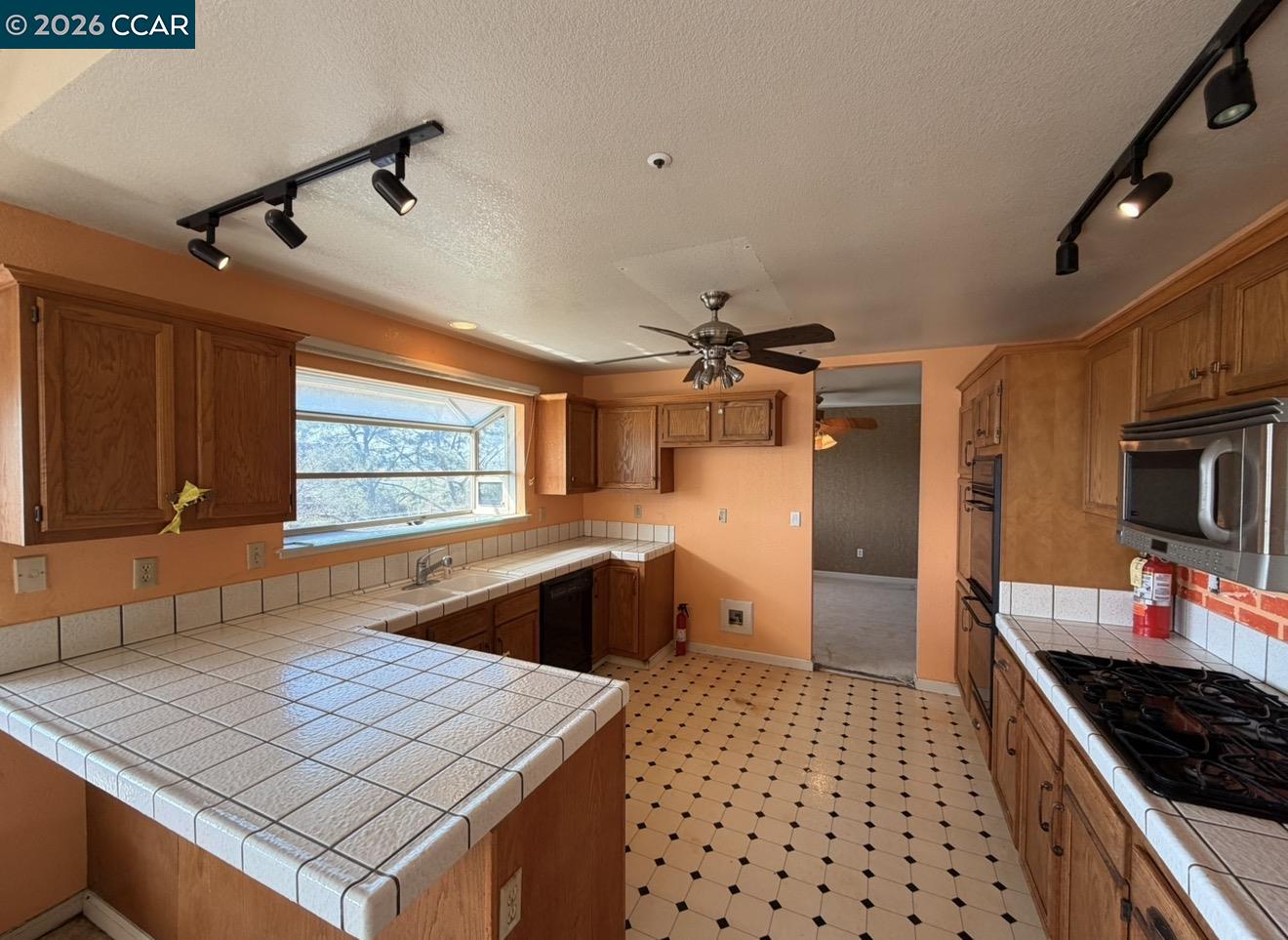 Detail Gallery Image 4 of 18 For 418 Highland Ct, Concord,  CA 94520 - 4 Beds | 3 Baths