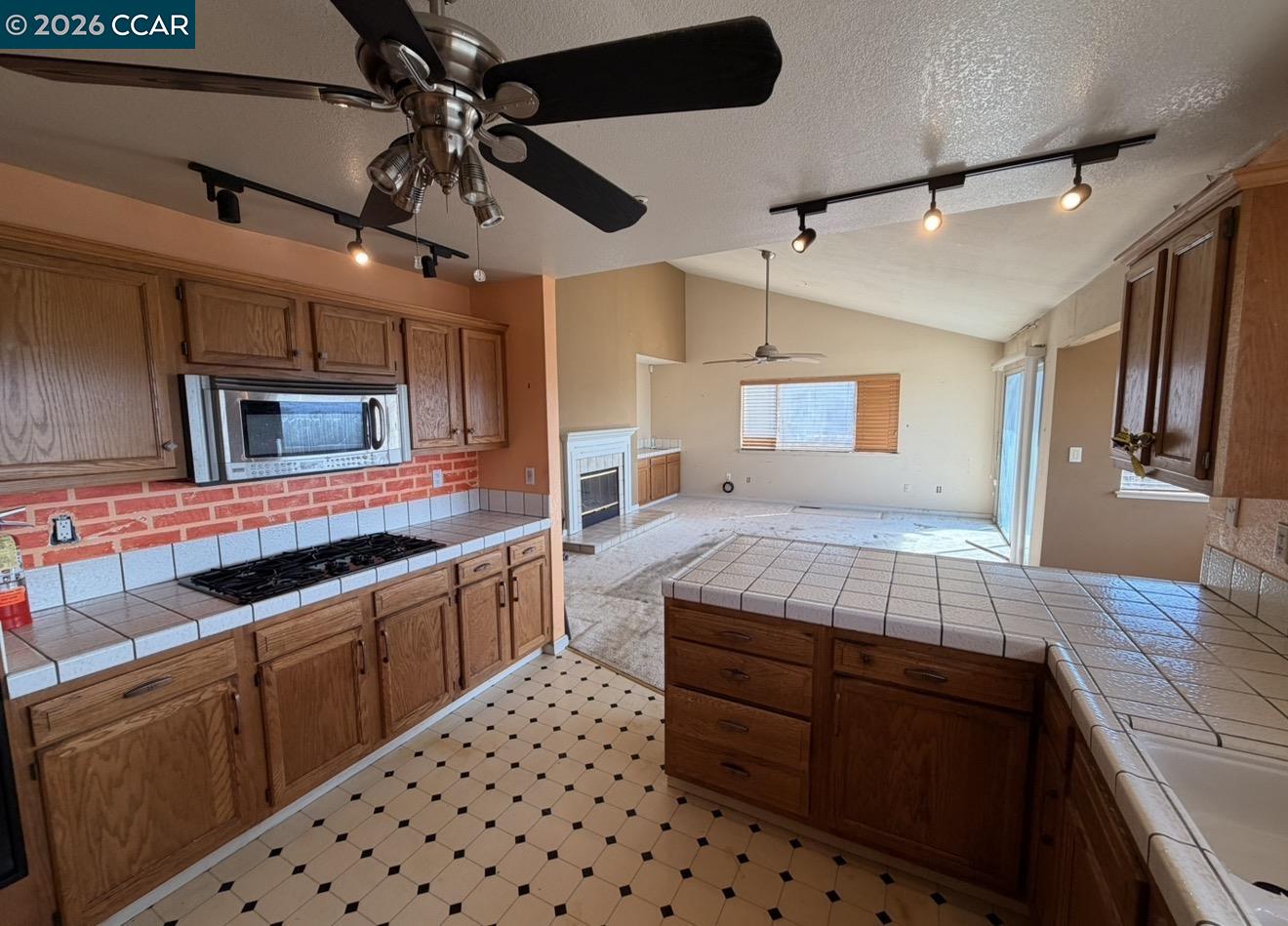 Detail Gallery Image 6 of 18 For 418 Highland Ct, Concord,  CA 94520 - 4 Beds | 3 Baths