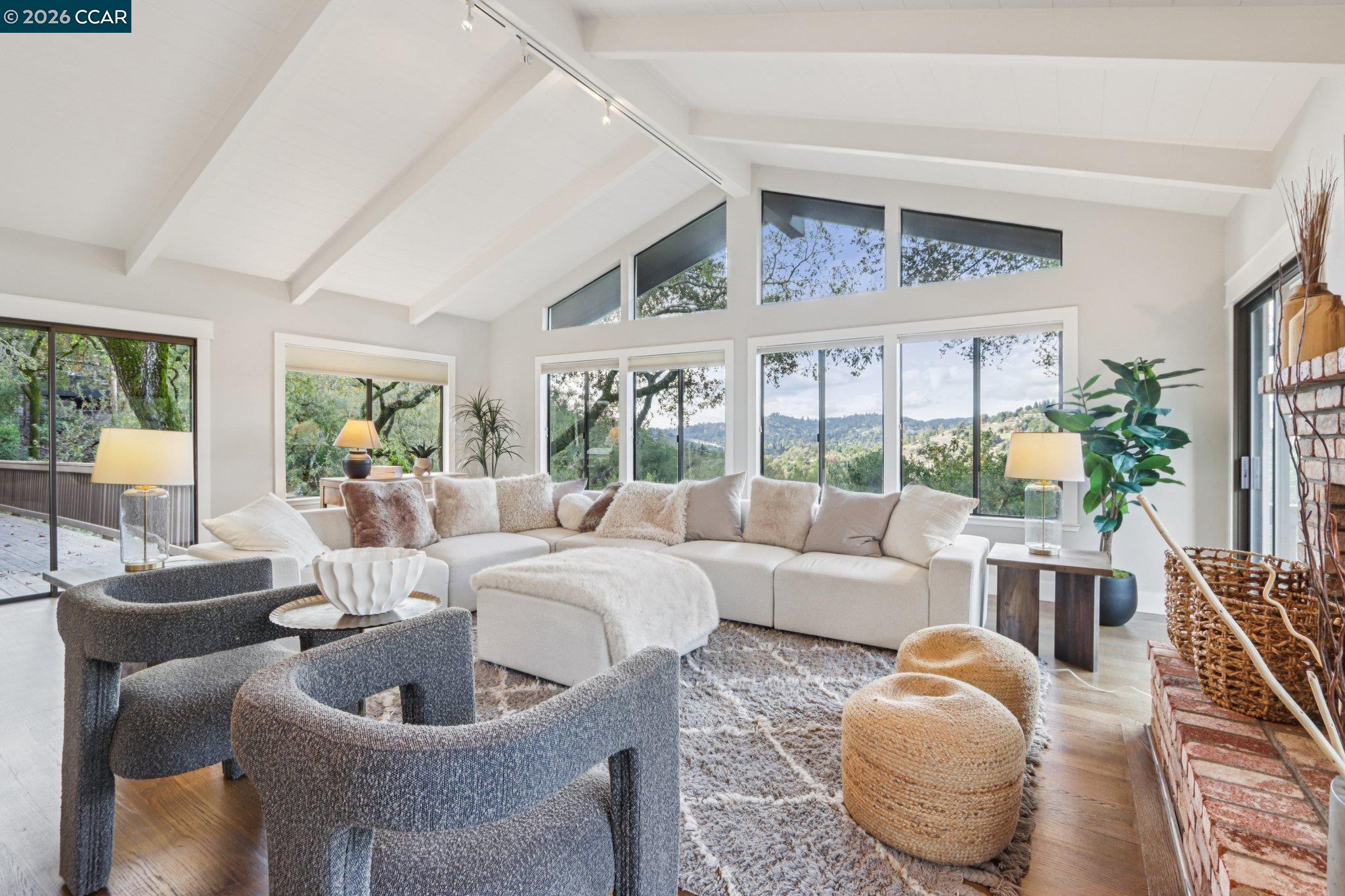 Detail Gallery Image 4 of 55 For 858 Mountain View Dr, Lafayette,  CA 94549 - 6 Beds | 4/1 Baths