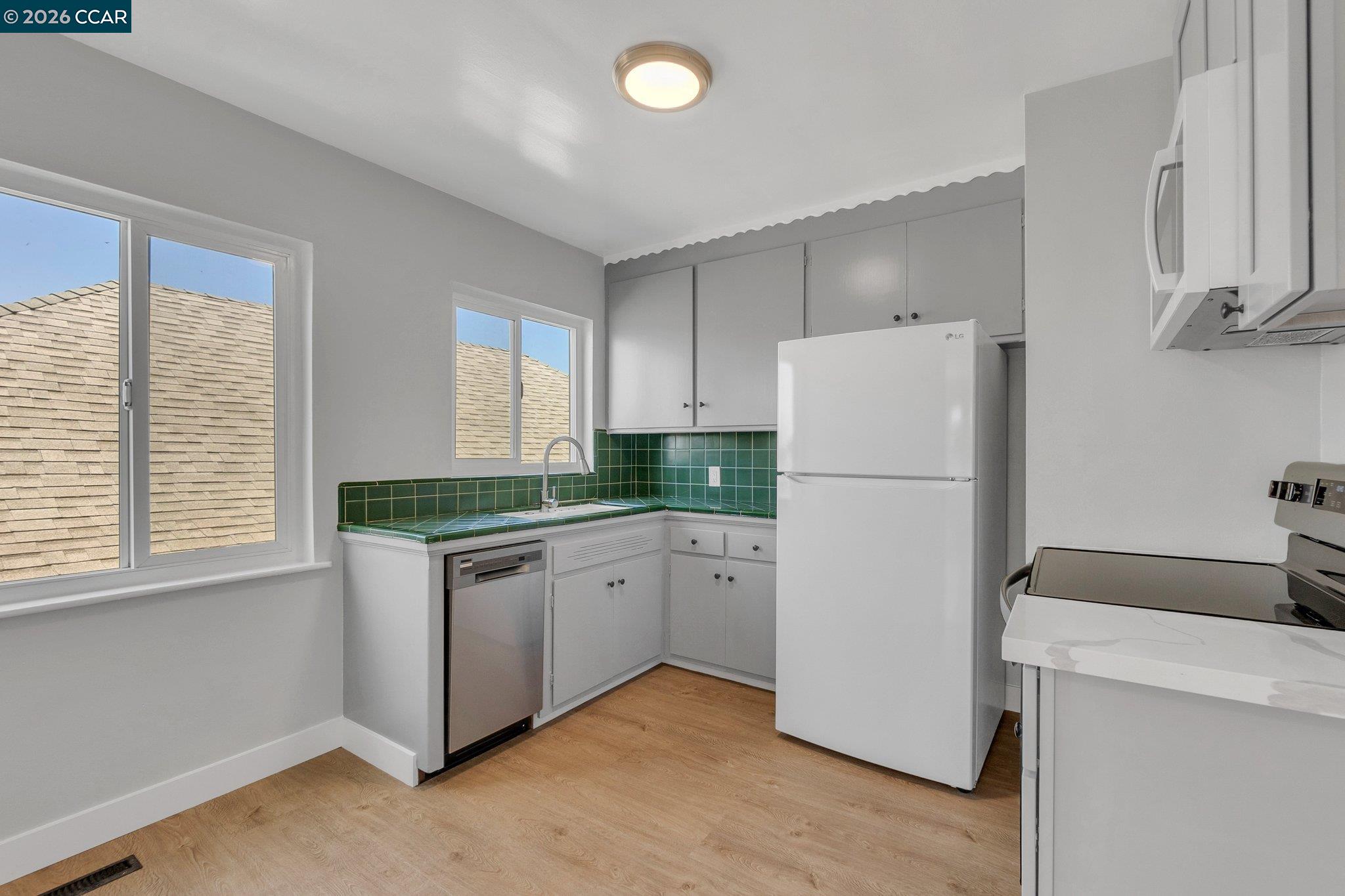 Detail Gallery Image 12 of 54 For 650 Hillsborough St, Oakland,  CA 94606 - – Beds | – Baths