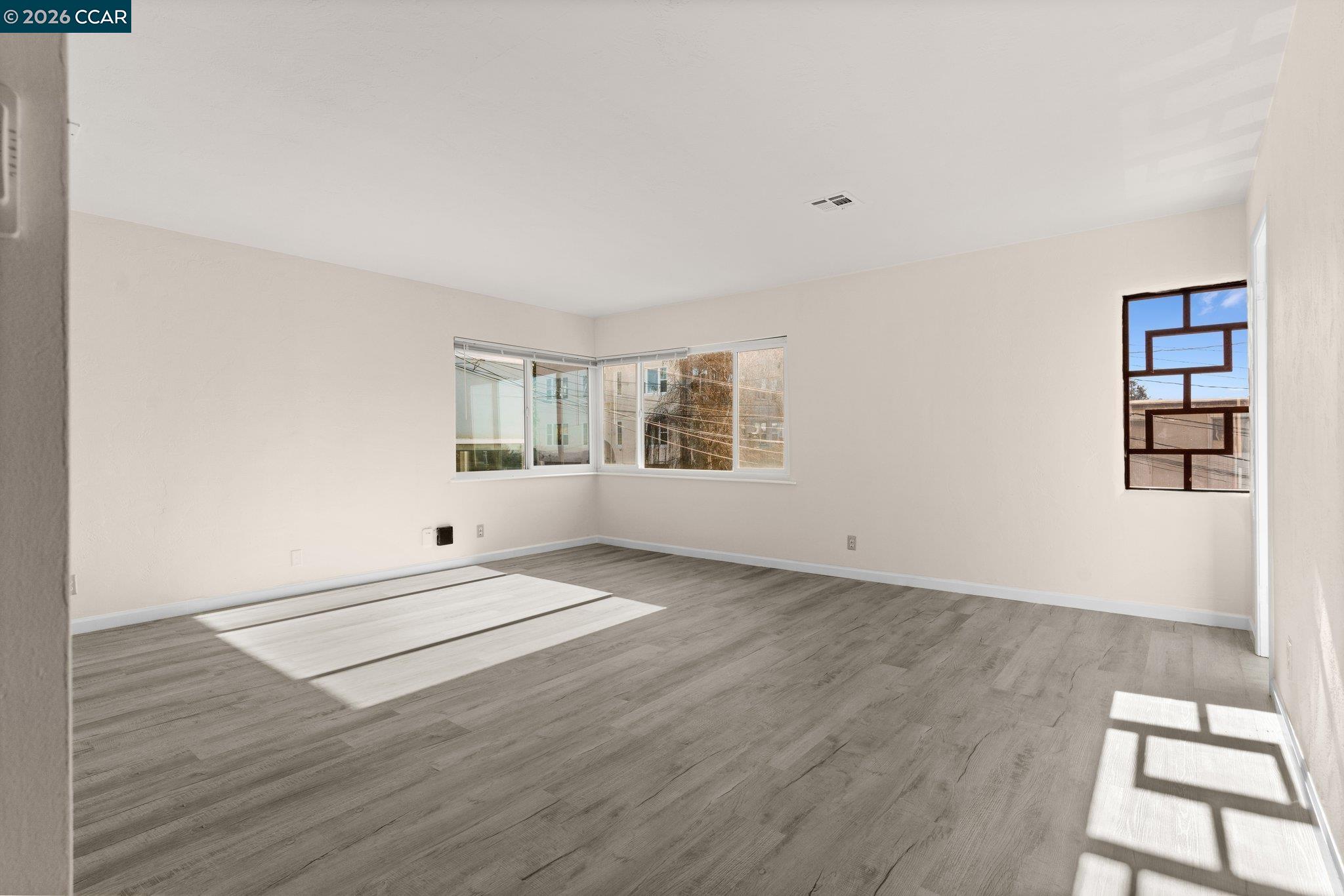 Detail Gallery Image 18 of 54 For 650 Hillsborough St, Oakland,  CA 94606 - – Beds | – Baths