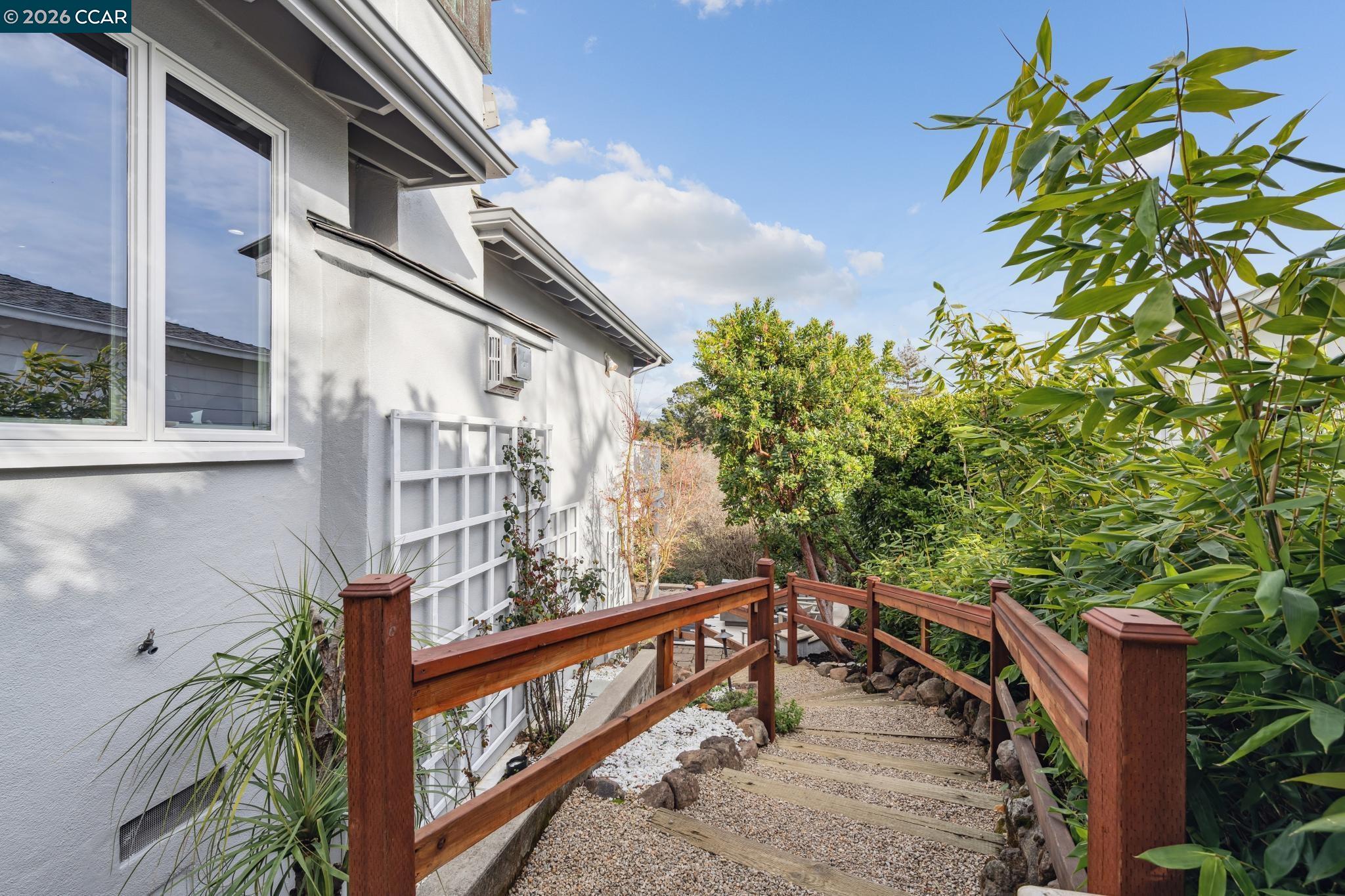 Detail Gallery Image 36 of 60 For 15 Los Dedos, Orinda,  CA 94563 - 4 Beds | 3/1 Baths