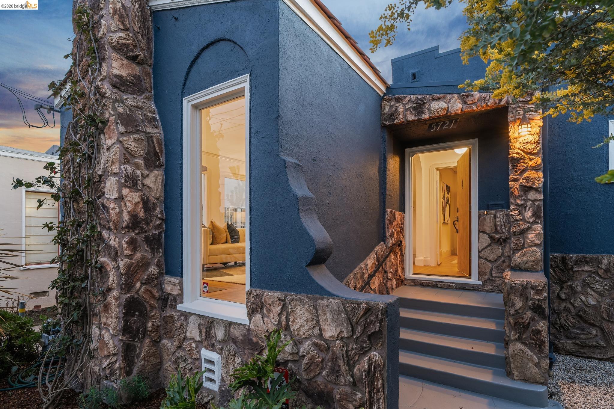 Detail Gallery Image 2 of 44 For 5721 Roberts Ave, Oakland,  CA 94605 - 2 Beds | 1 Baths