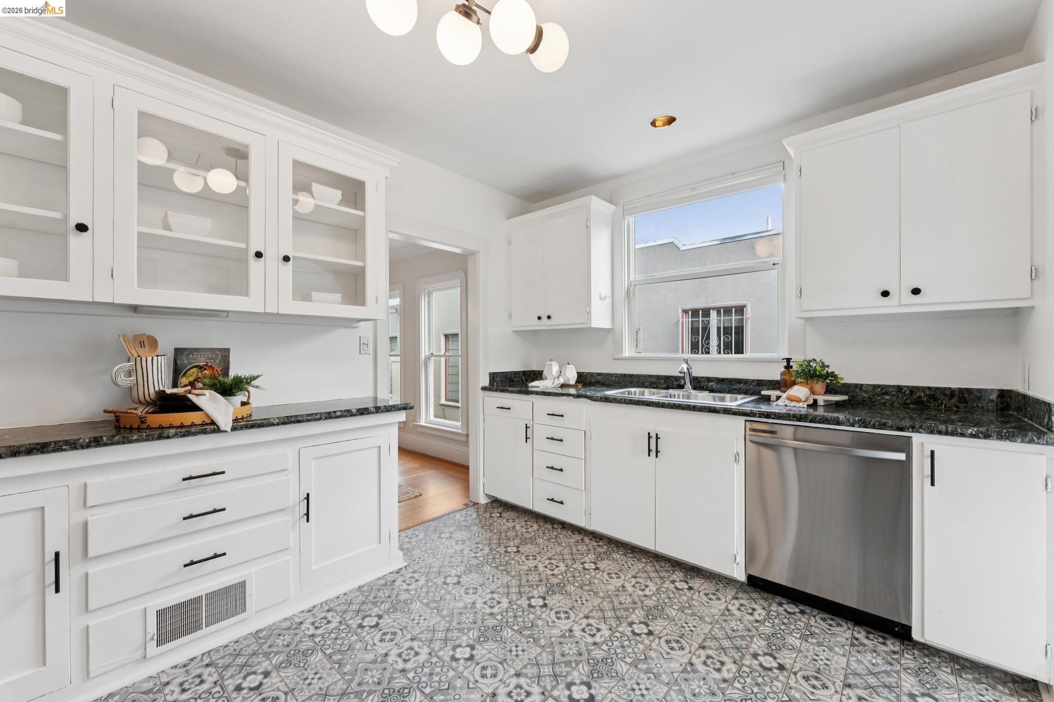 Detail Gallery Image 21 of 44 For 5721 Roberts Ave, Oakland,  CA 94605 - 2 Beds | 1 Baths