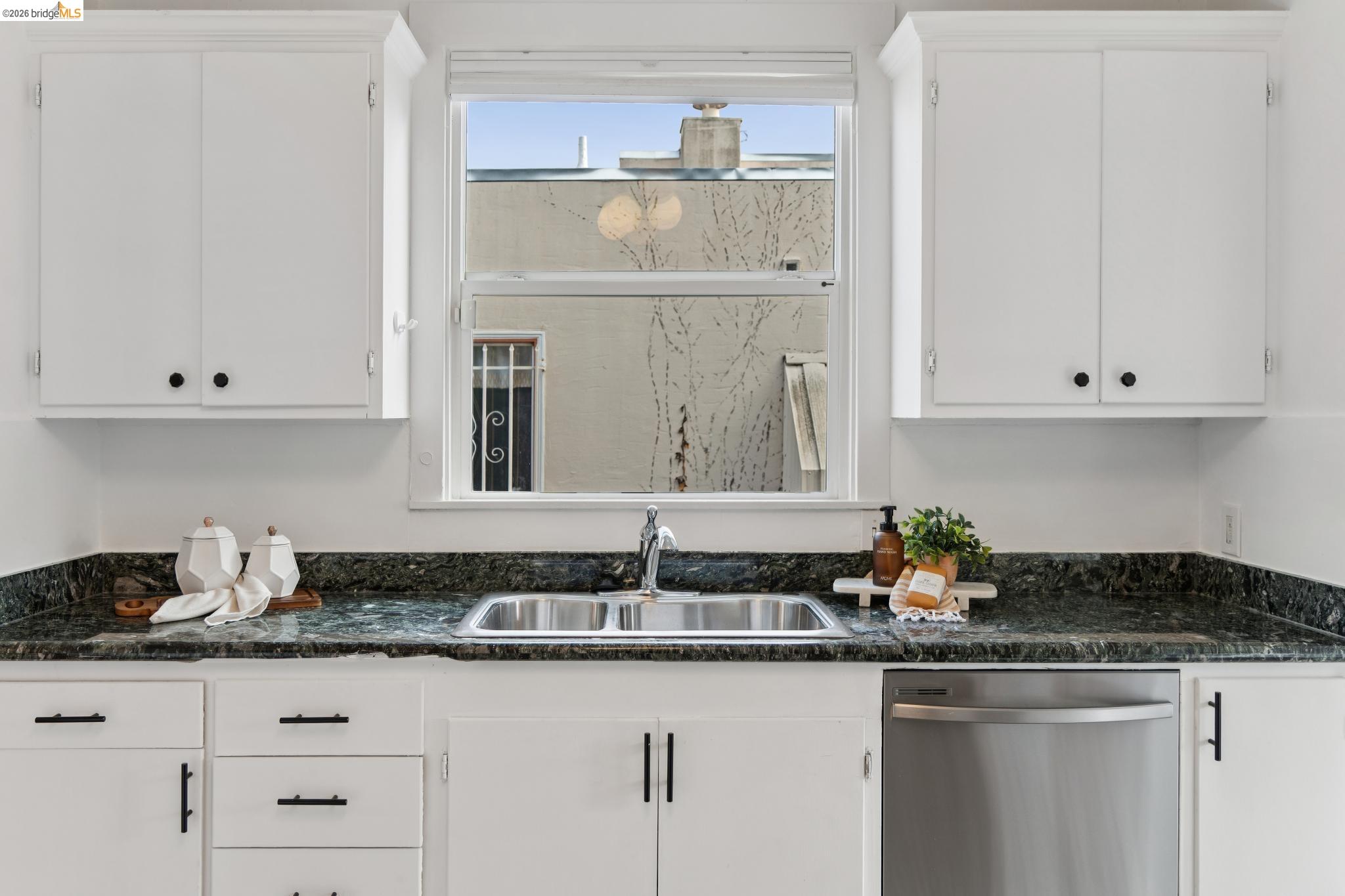 Detail Gallery Image 23 of 44 For 5721 Roberts Ave, Oakland,  CA 94605 - 2 Beds | 1 Baths