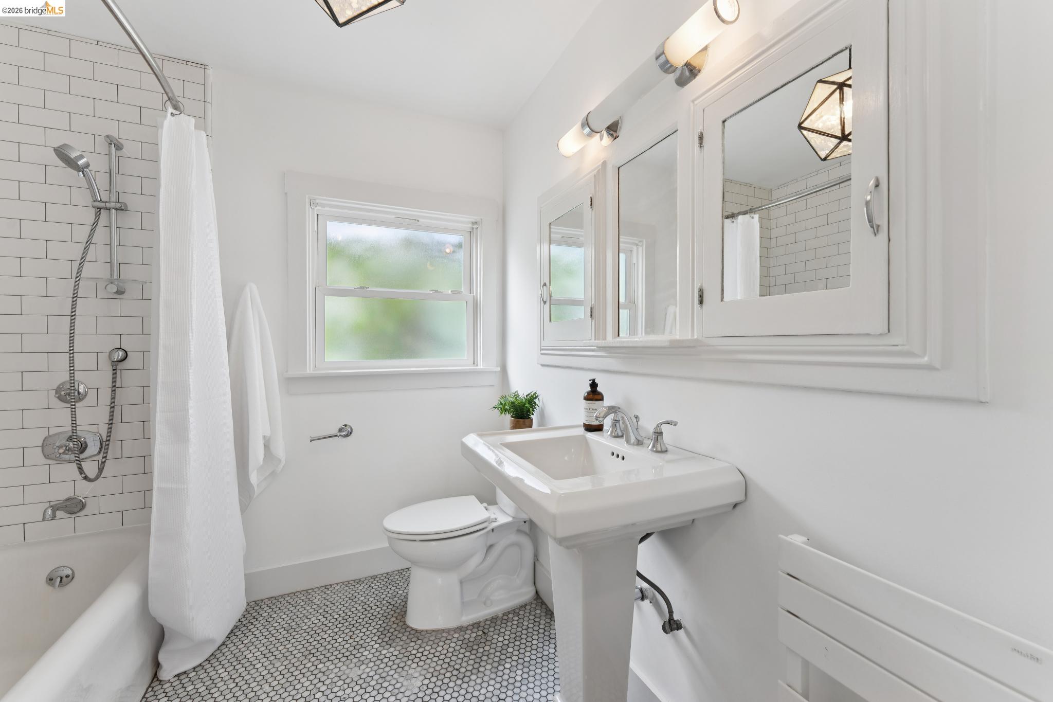 Detail Gallery Image 28 of 44 For 5721 Roberts Ave, Oakland,  CA 94605 - 2 Beds | 1 Baths