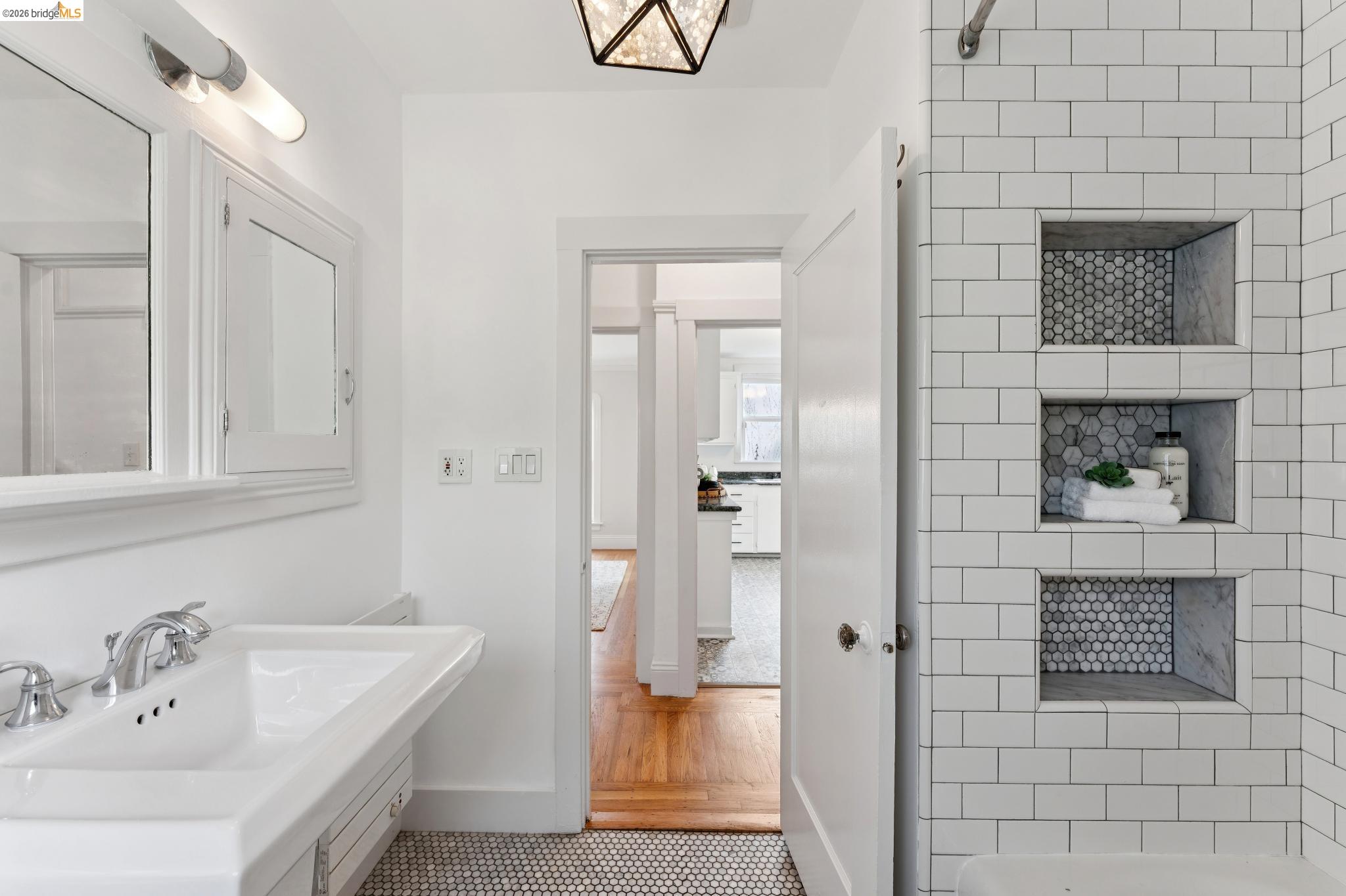 Detail Gallery Image 29 of 44 For 5721 Roberts Ave, Oakland,  CA 94605 - 2 Beds | 1 Baths