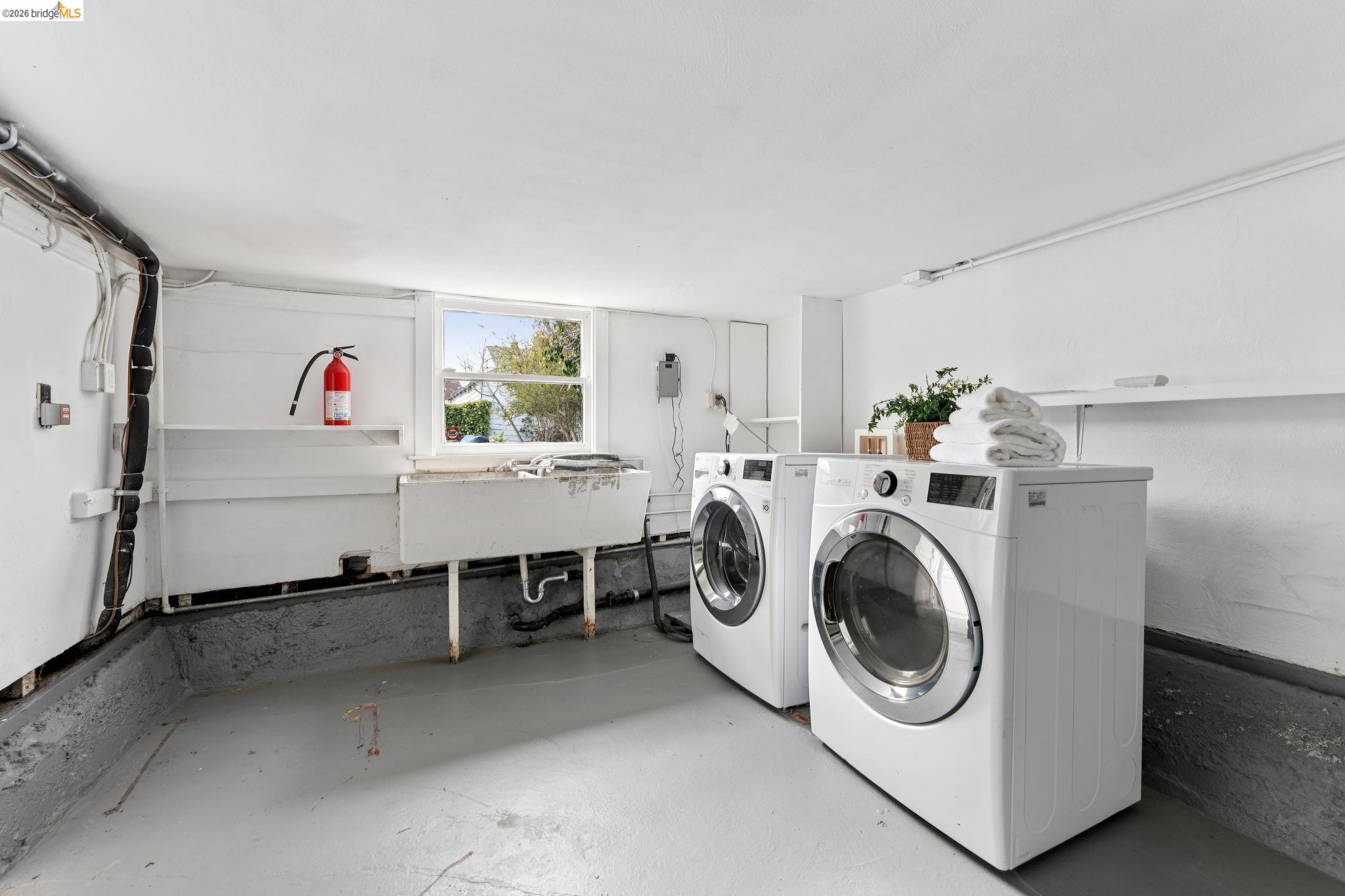 Detail Gallery Image 35 of 44 For 5721 Roberts Ave, Oakland,  CA 94605 - 2 Beds | 1 Baths