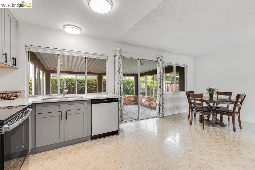 Detail Gallery Image 11 of 25 For 341 Inverness Drive, Vallejo,  CA 94589 - 3 Beds | 2/1 Baths