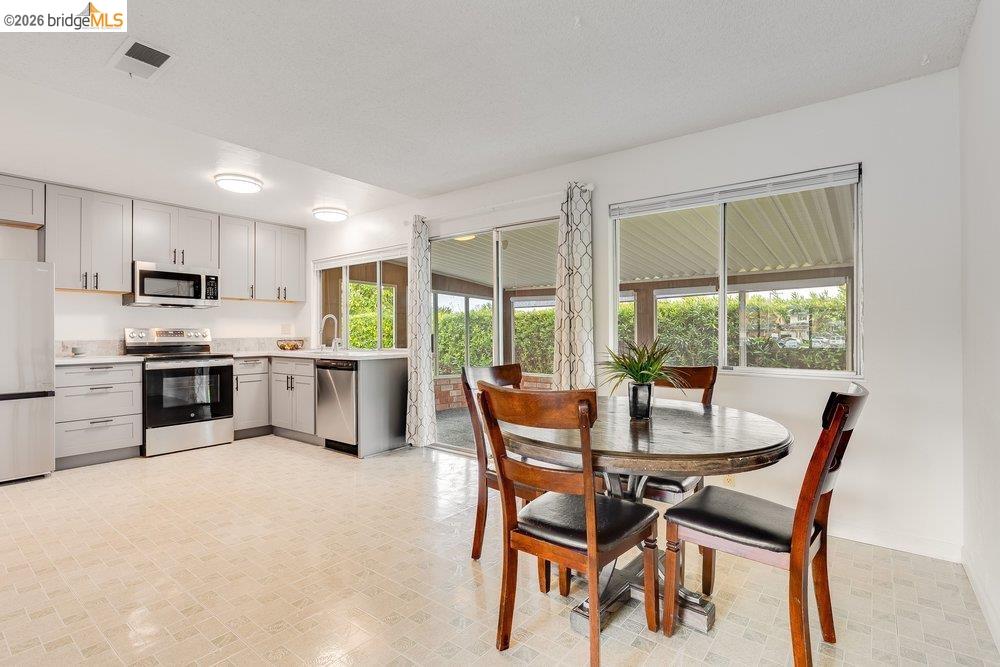 Detail Gallery Image 8 of 25 For 341 Inverness Drive, Vallejo,  CA 94589 - 3 Beds | 2/1 Baths