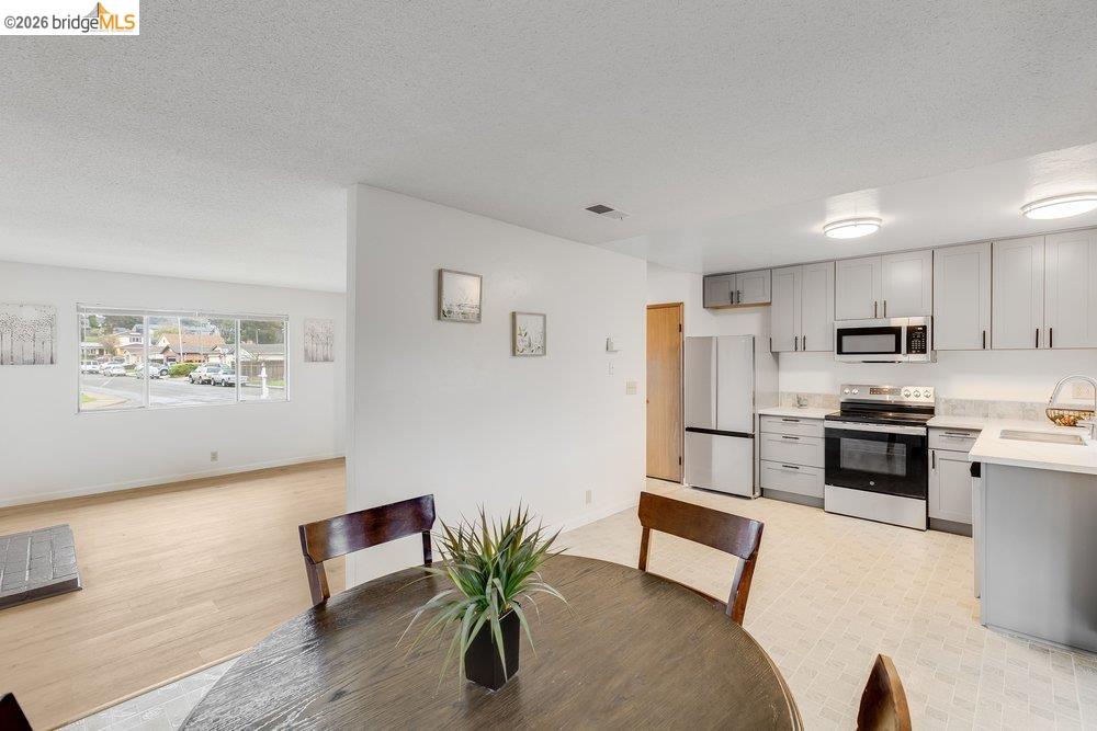 Detail Gallery Image 9 of 25 For 341 Inverness Drive, Vallejo,  CA 94589 - 3 Beds | 2/1 Baths