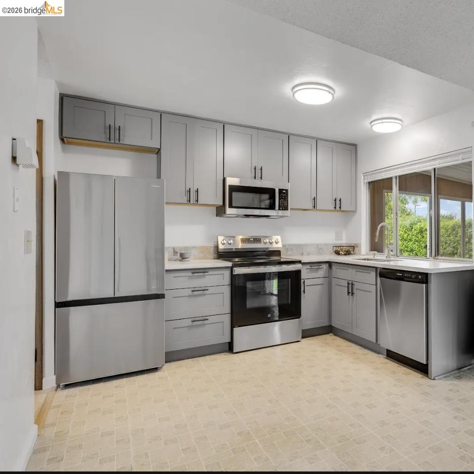 Detail Gallery Image 10 of 25 For 341 Inverness Drive, Vallejo,  CA 94589 - 3 Beds | 2/1 Baths