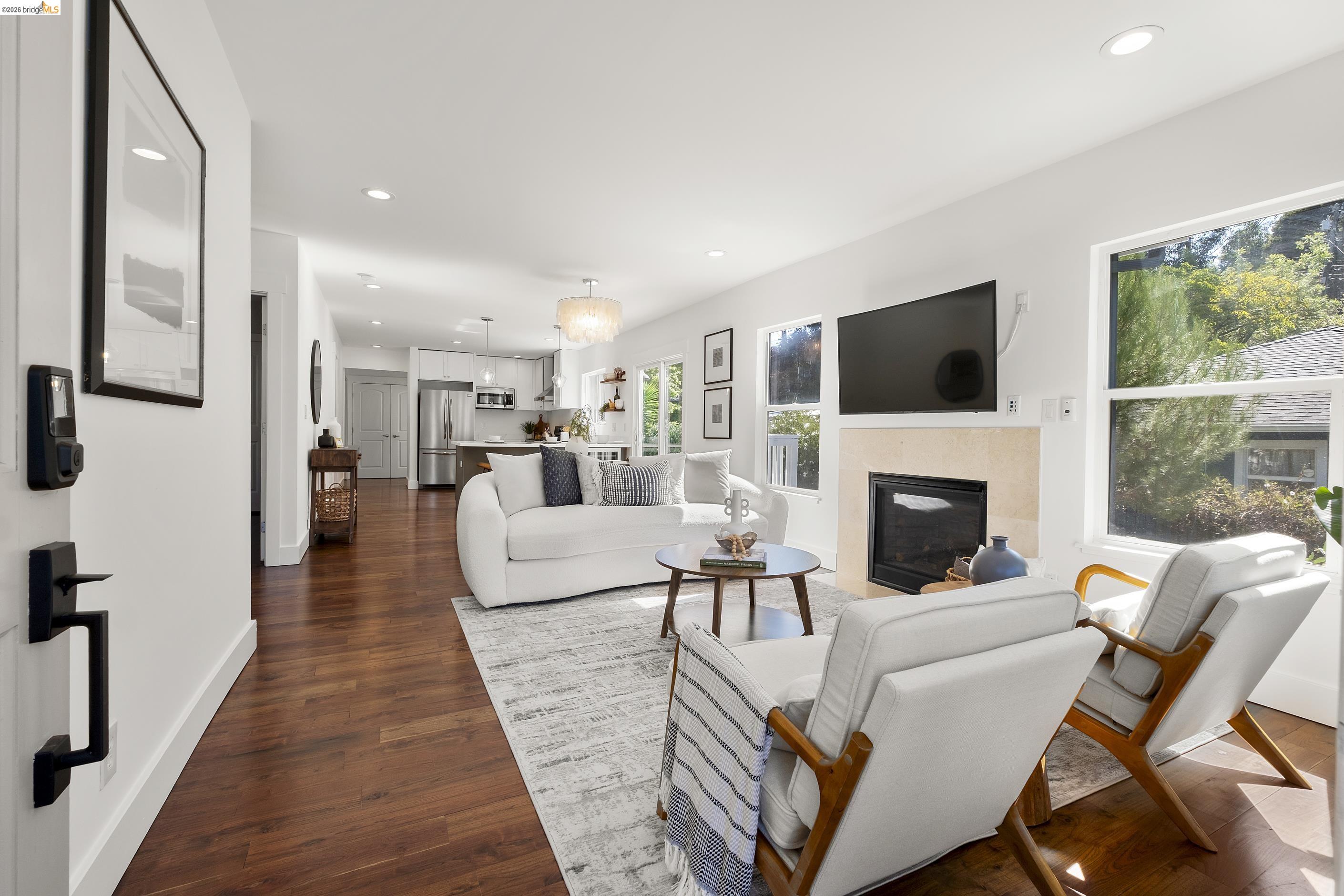 Detail Gallery Image 2 of 55 For 3920 Edgemoor Pl, Oakland,  CA 94605 - 4 Beds | 2/1 Baths