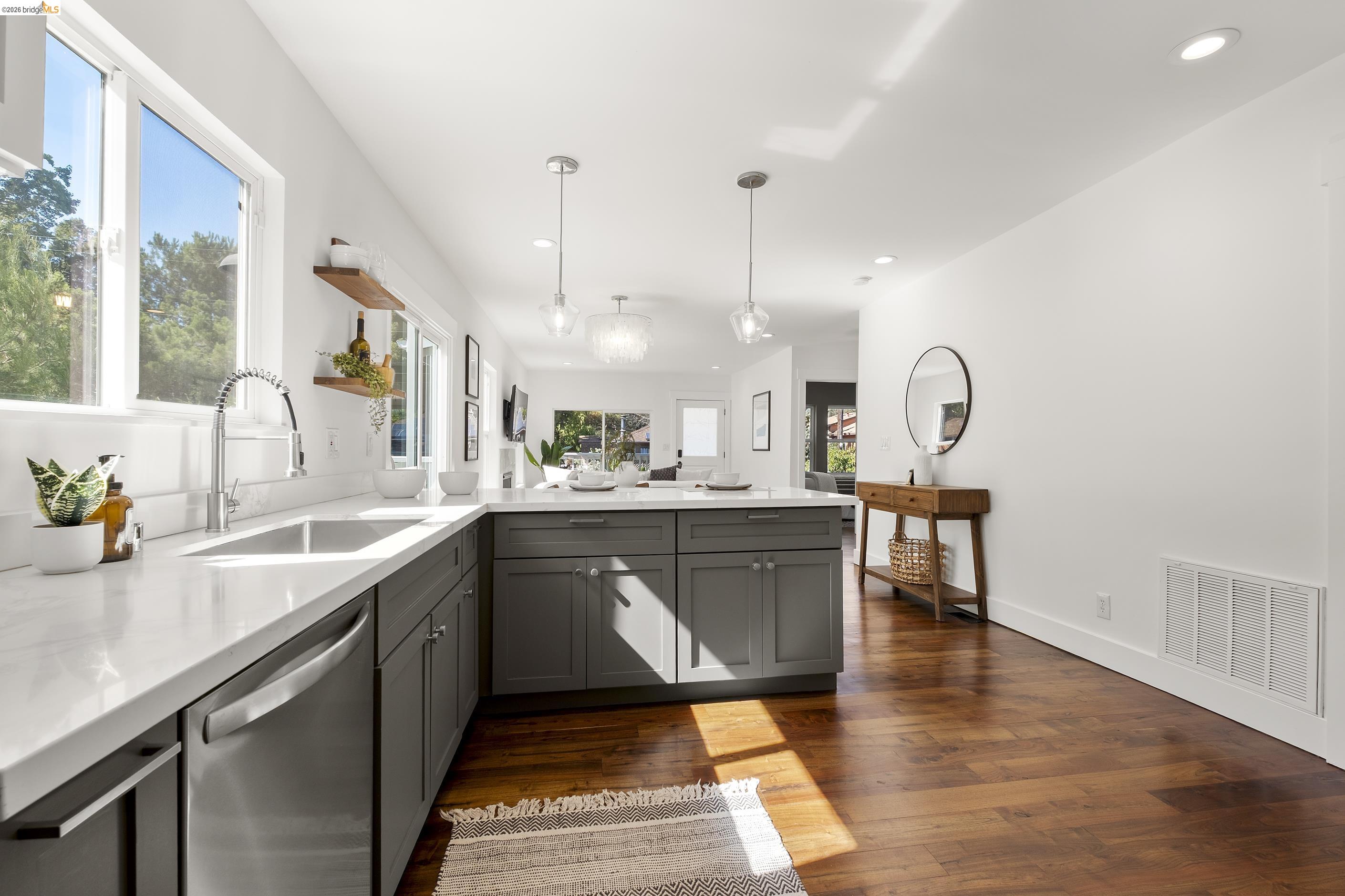 Detail Gallery Image 12 of 55 For 3920 Edgemoor Pl, Oakland,  CA 94605 - 4 Beds | 2/1 Baths