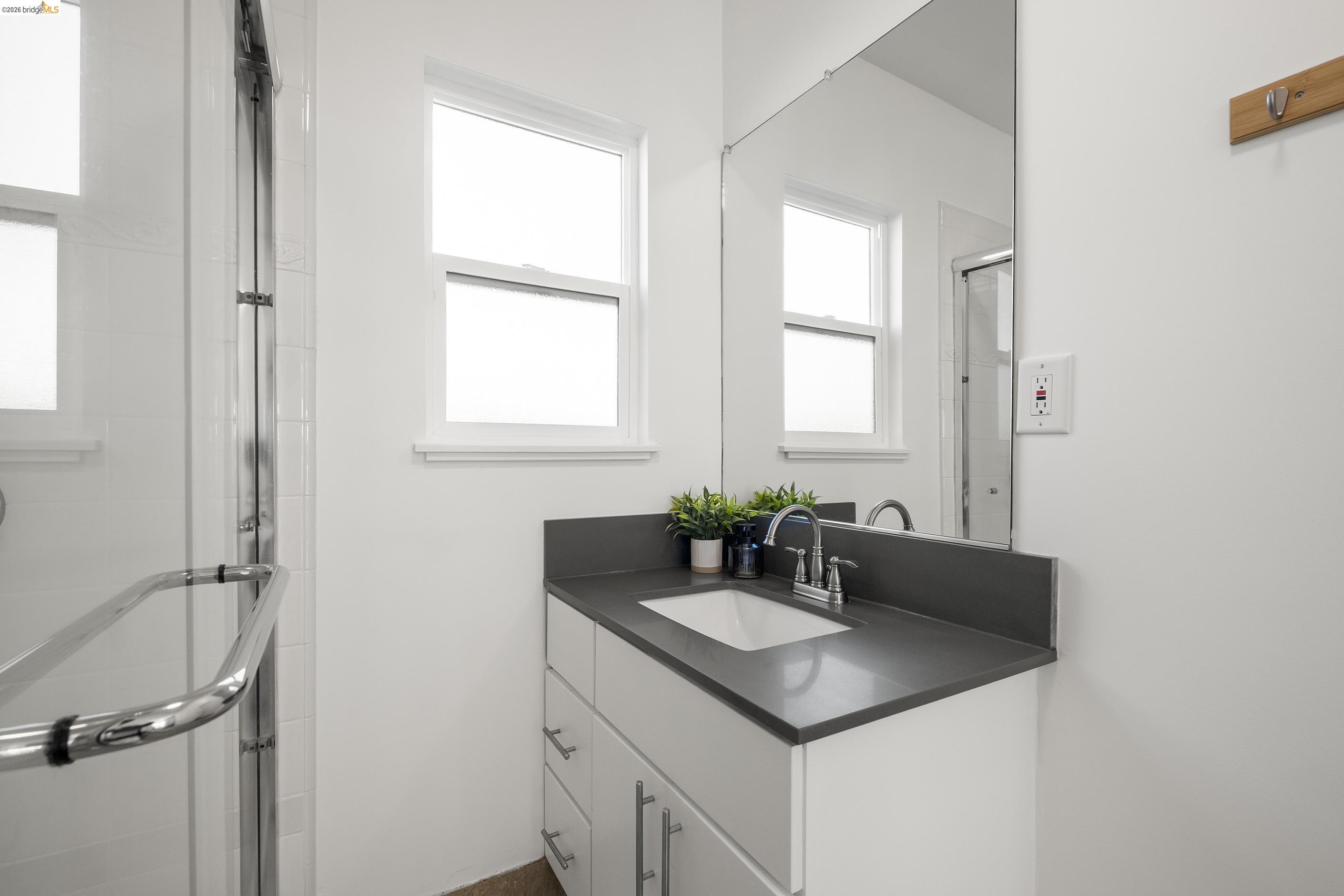 Detail Gallery Image 17 of 55 For 3920 Edgemoor Pl, Oakland,  CA 94605 - 4 Beds | 2/1 Baths