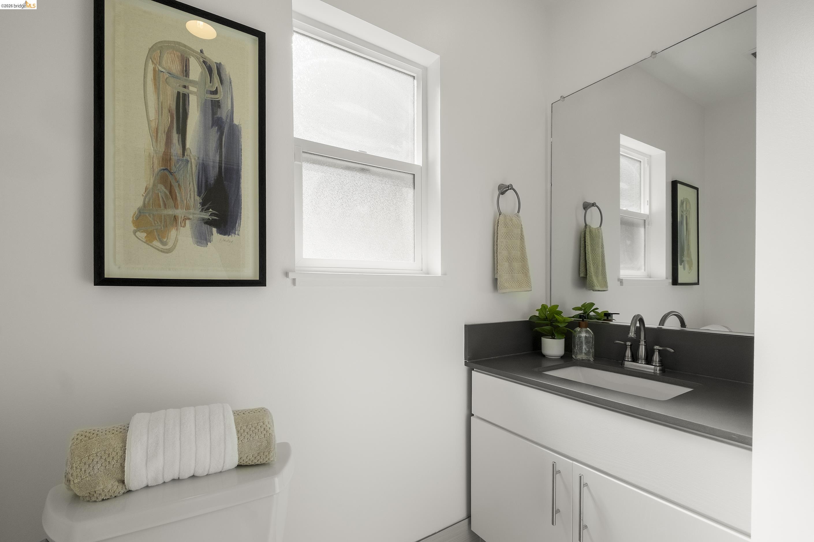 Detail Gallery Image 26 of 55 For 3920 Edgemoor Pl, Oakland,  CA 94605 - 4 Beds | 2/1 Baths