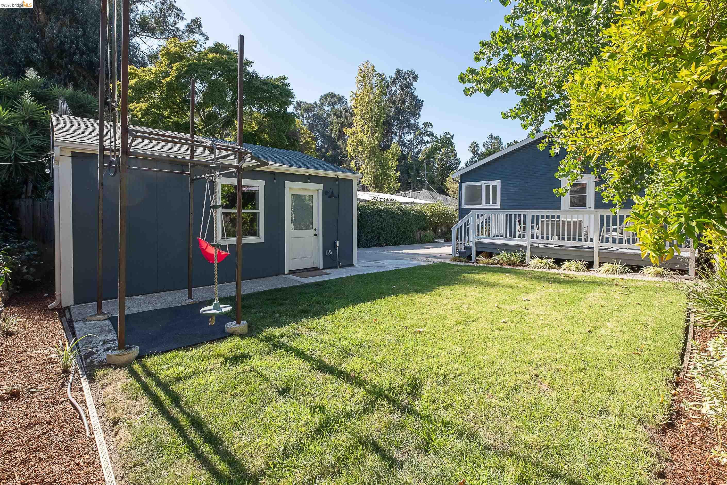 Detail Gallery Image 38 of 55 For 3920 Edgemoor Pl, Oakland,  CA 94605 - 4 Beds | 2/1 Baths