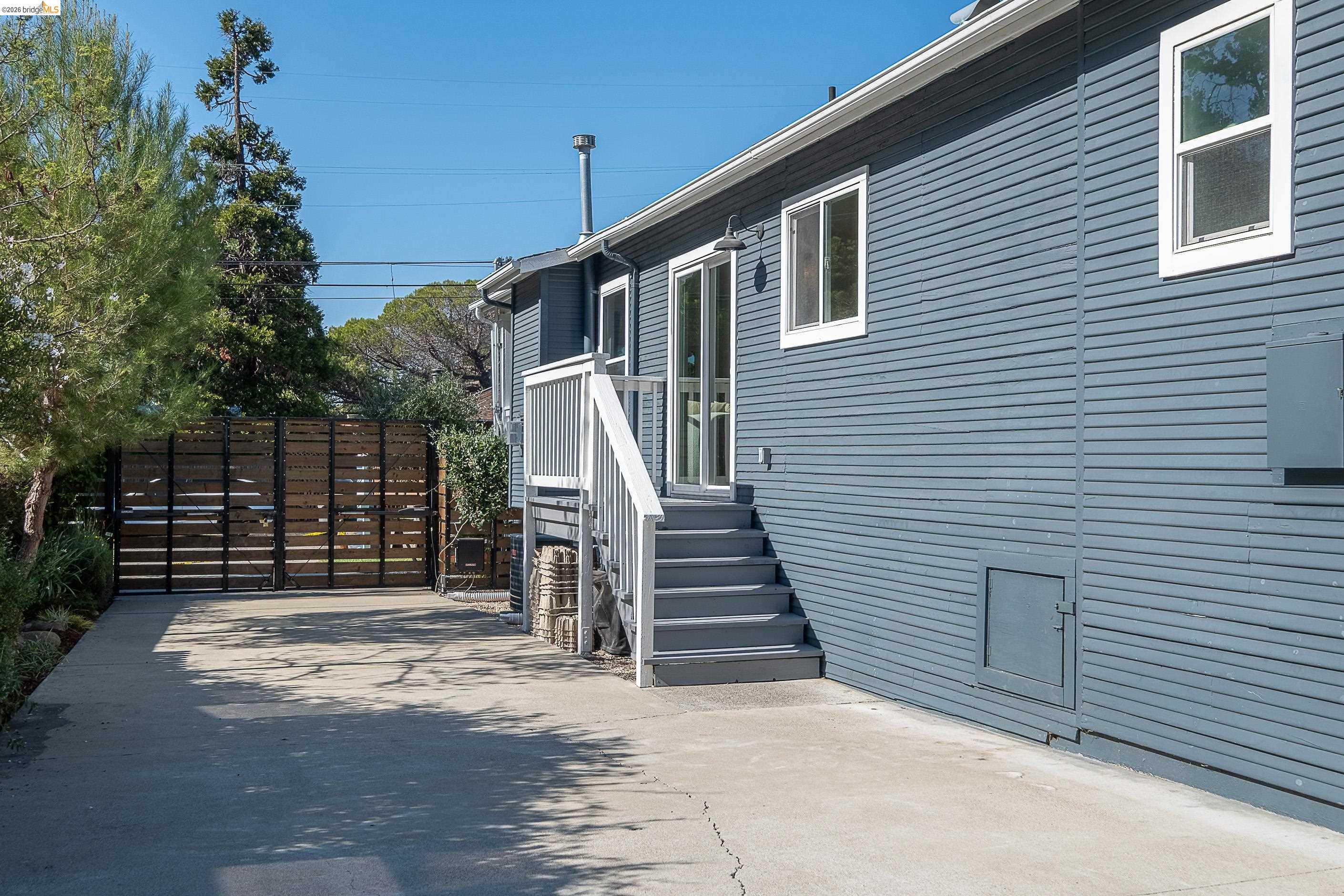 Detail Gallery Image 41 of 55 For 3920 Edgemoor Pl, Oakland,  CA 94605 - 4 Beds | 2/1 Baths