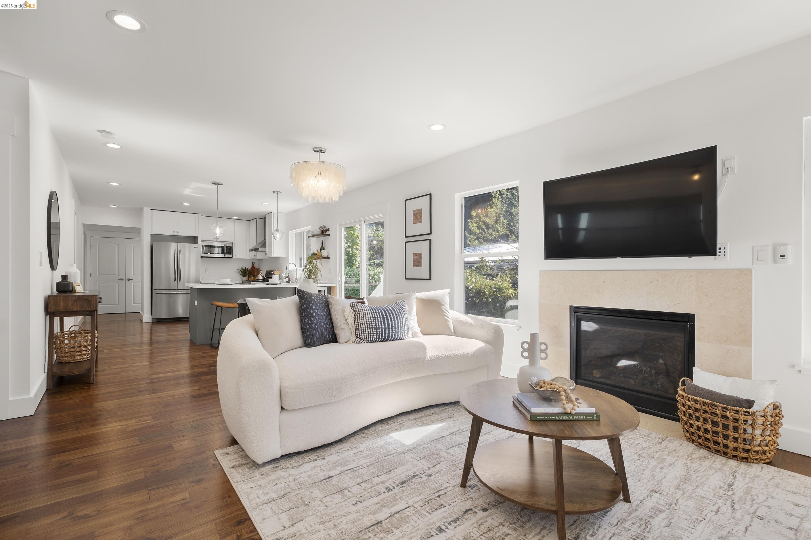 Detail Gallery Image 7 of 55 For 3920 Edgemoor Pl, Oakland,  CA 94605 - 4 Beds | 2/1 Baths