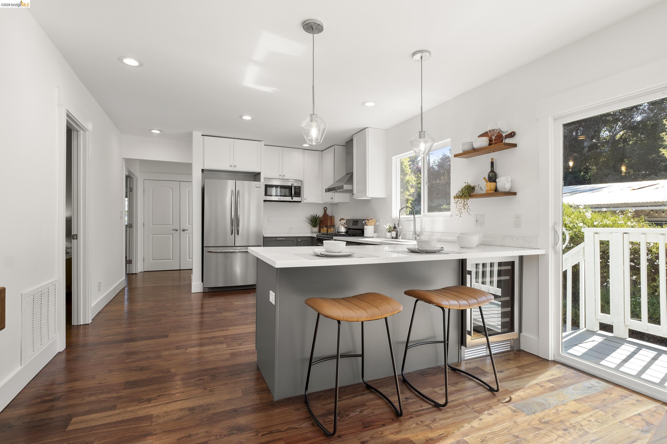 Detail Gallery Image 8 of 55 For 3920 Edgemoor Pl, Oakland,  CA 94605 - 4 Beds | 2/1 Baths