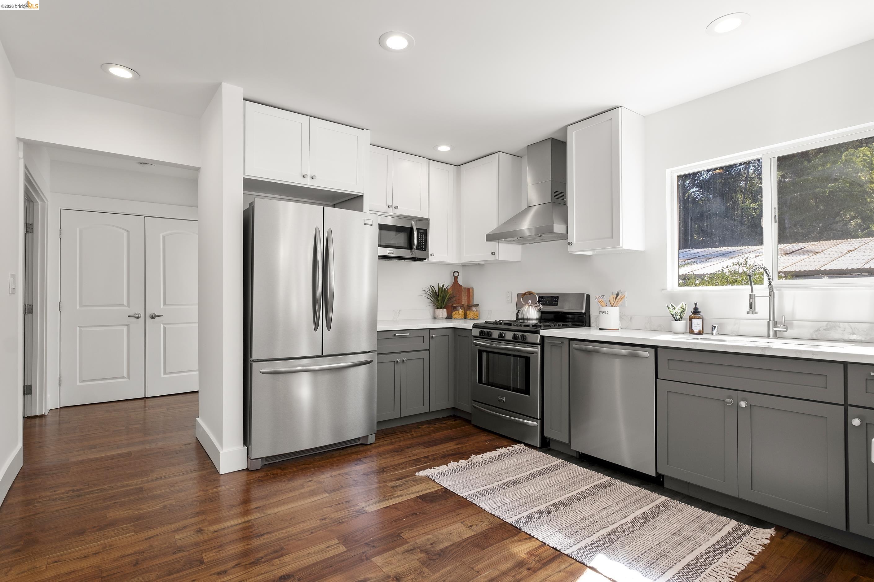 Detail Gallery Image 9 of 55 For 3920 Edgemoor Pl, Oakland,  CA 94605 - 4 Beds | 2/1 Baths