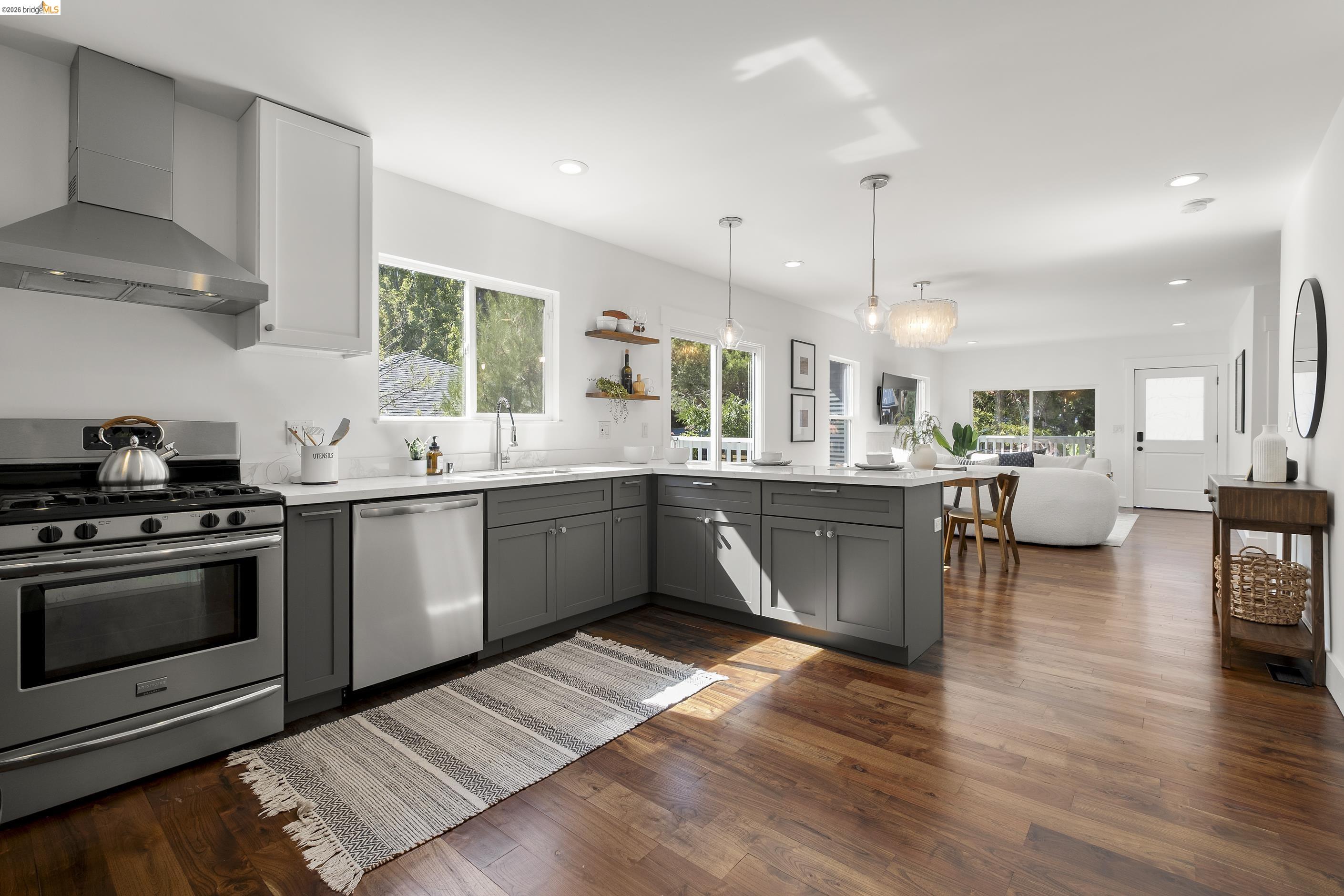 Detail Gallery Image 10 of 55 For 3920 Edgemoor Pl, Oakland,  CA 94605 - 4 Beds | 2/1 Baths