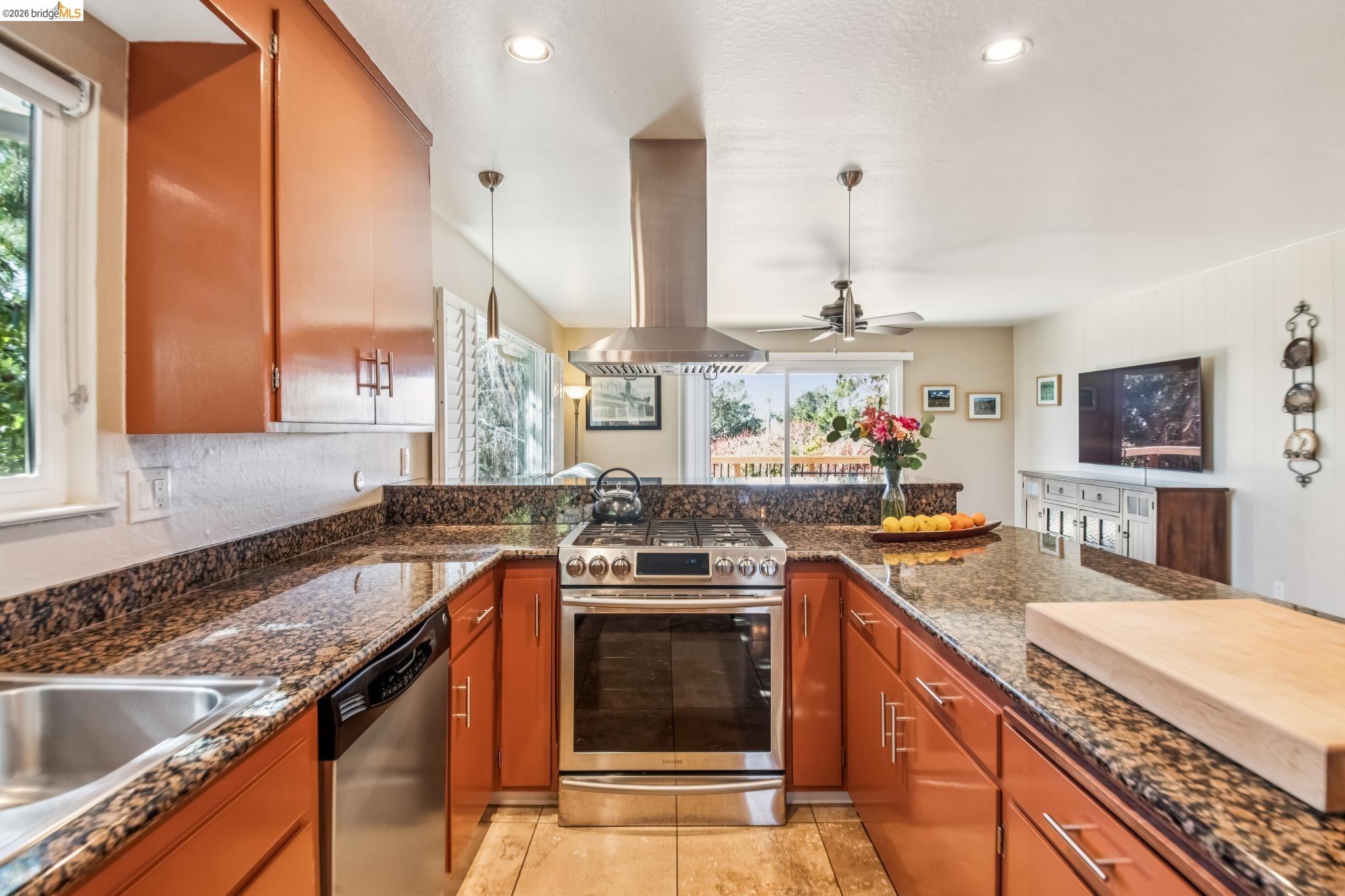 Detail Gallery Image 13 of 51 For 11023 Cameron Ave, Oakland,  CA 94605 - 3 Beds | 2 Baths