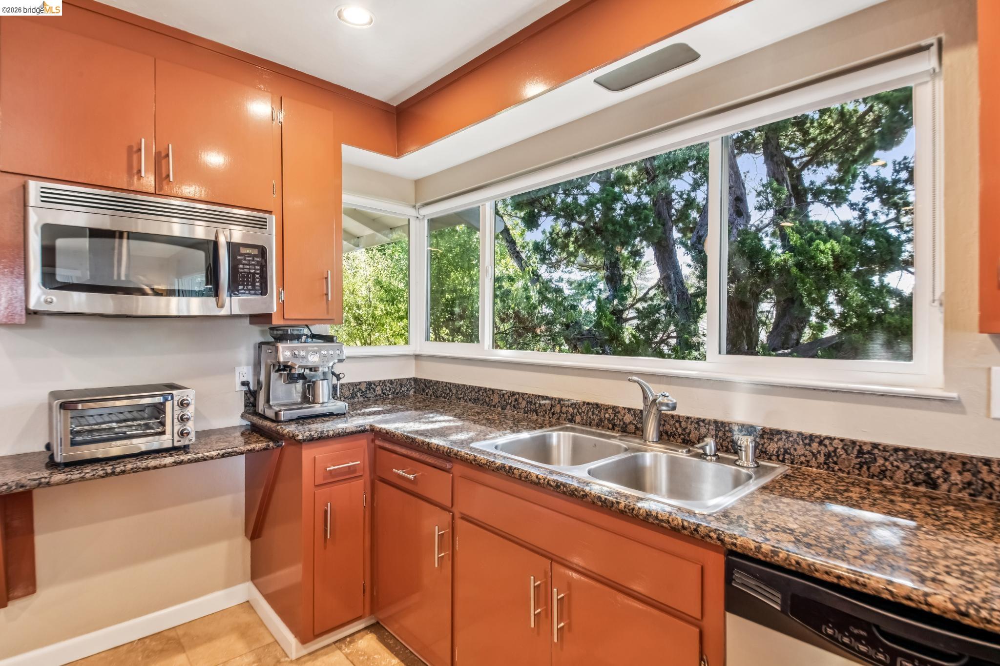 Detail Gallery Image 16 of 51 For 11023 Cameron Ave, Oakland,  CA 94605 - 3 Beds | 2 Baths