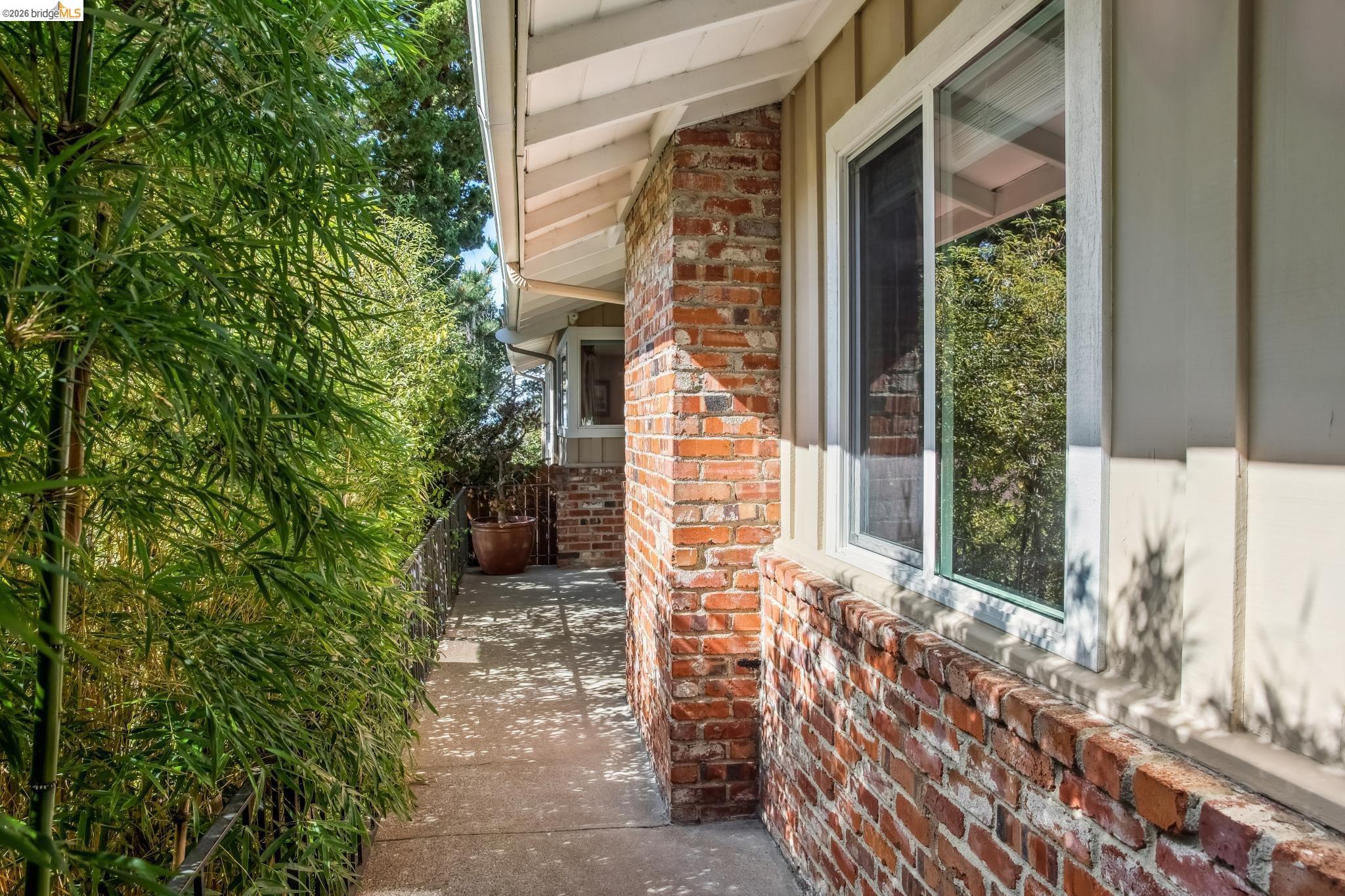 Detail Gallery Image 5 of 51 For 11023 Cameron Ave, Oakland,  CA 94605 - 3 Beds | 2 Baths