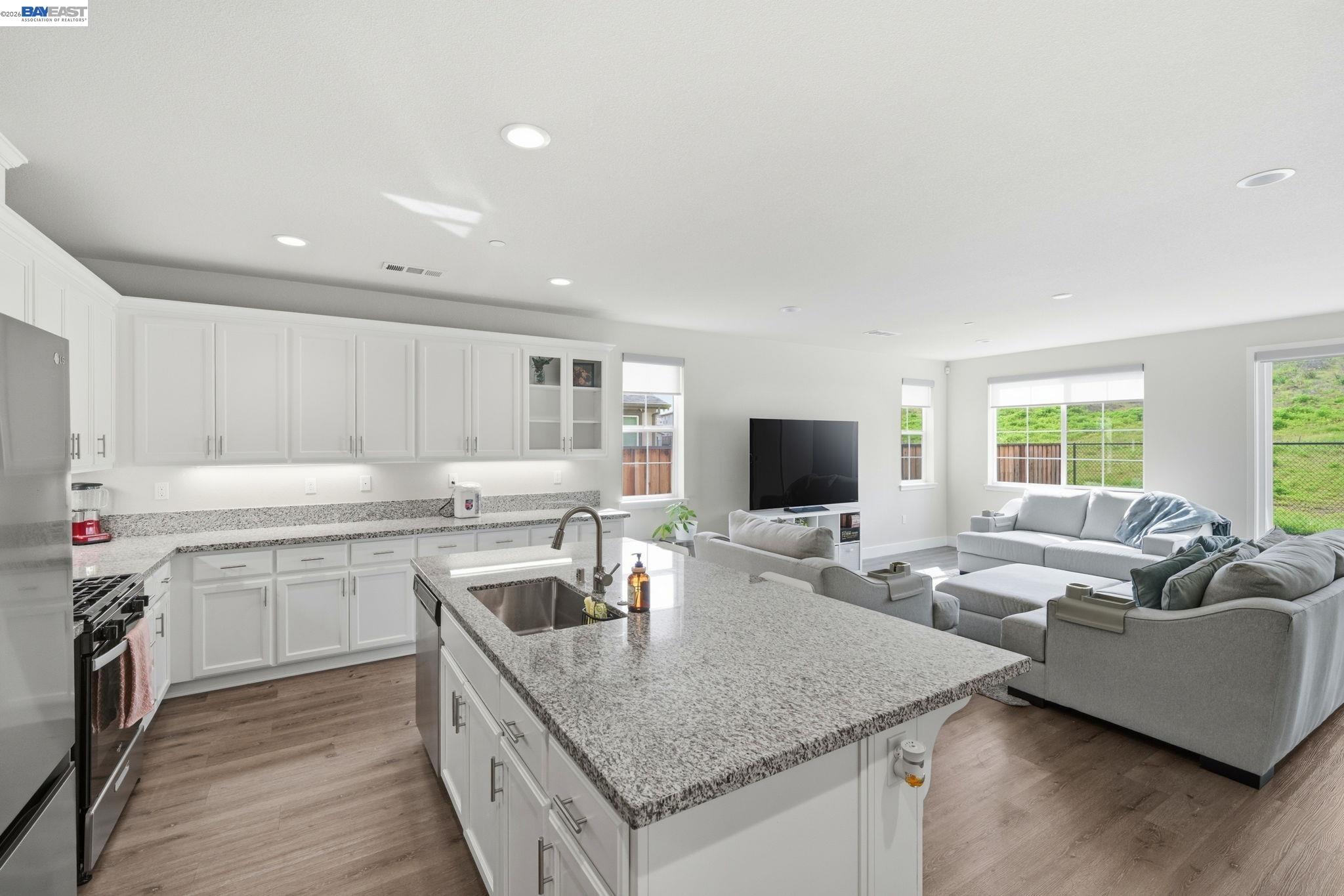 Detail Gallery Image 12 of 39 For 5444 Gray Pine Way, Antioch,  CA 94531 - 4 Beds | 3/1 Baths