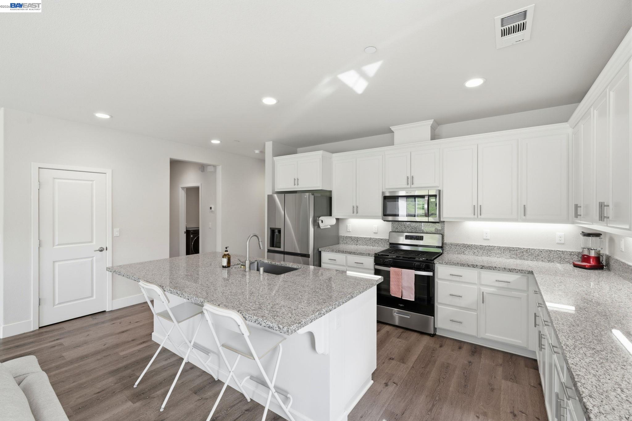 Detail Gallery Image 13 of 39 For 5444 Gray Pine Way, Antioch,  CA 94531 - 4 Beds | 3/1 Baths