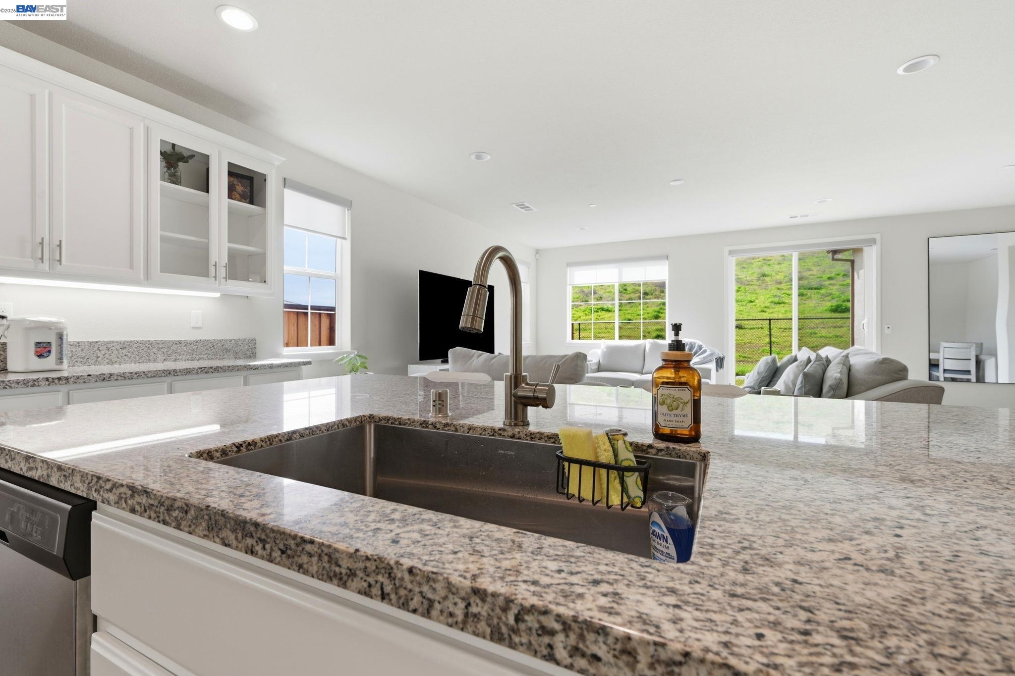 Detail Gallery Image 15 of 39 For 5444 Gray Pine Way, Antioch,  CA 94531 - 4 Beds | 3/1 Baths