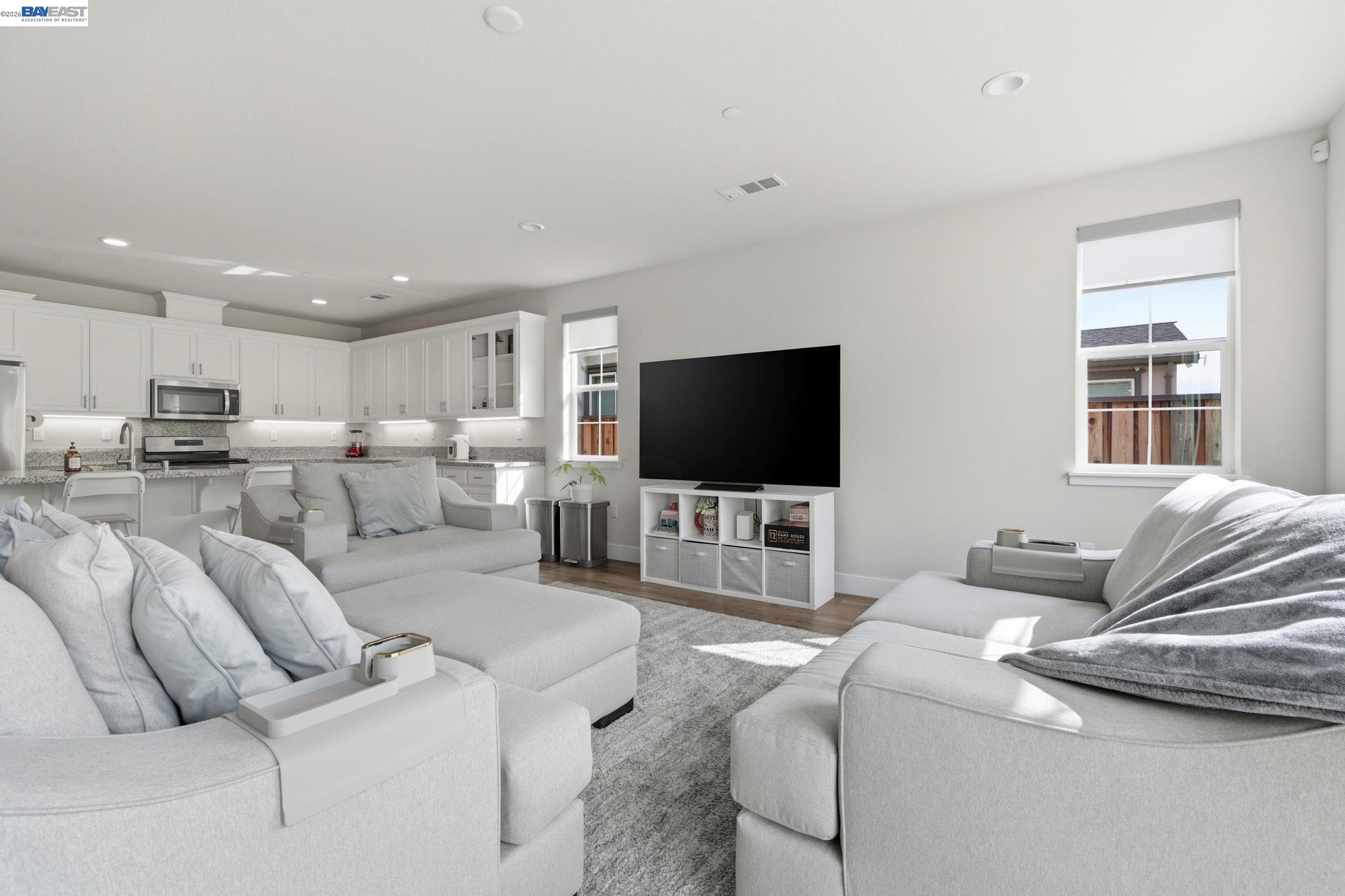 Detail Gallery Image 18 of 39 For 5444 Gray Pine Way, Antioch,  CA 94531 - 4 Beds | 3/1 Baths