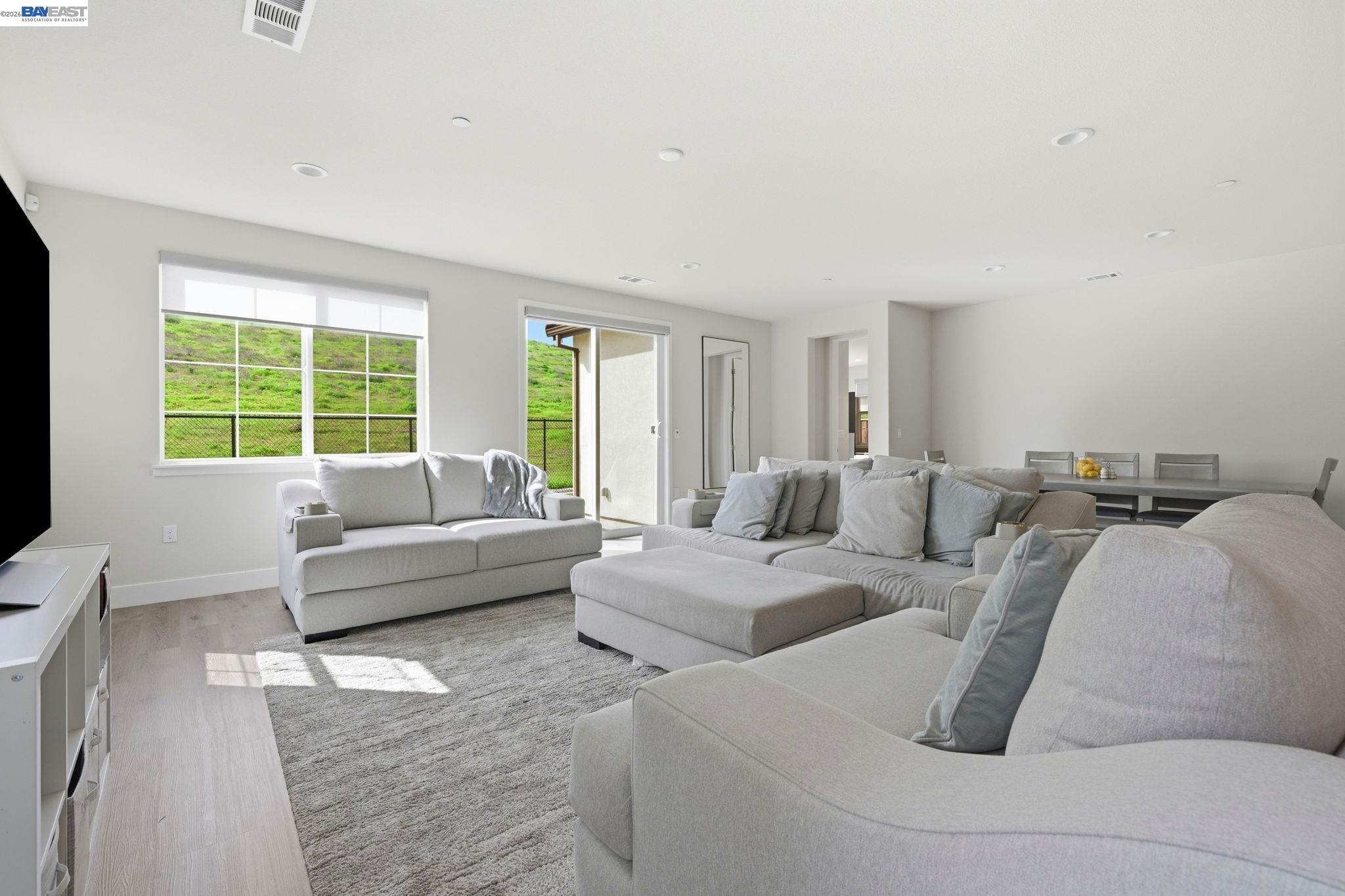 Detail Gallery Image 19 of 39 For 5444 Gray Pine Way, Antioch,  CA 94531 - 4 Beds | 3/1 Baths