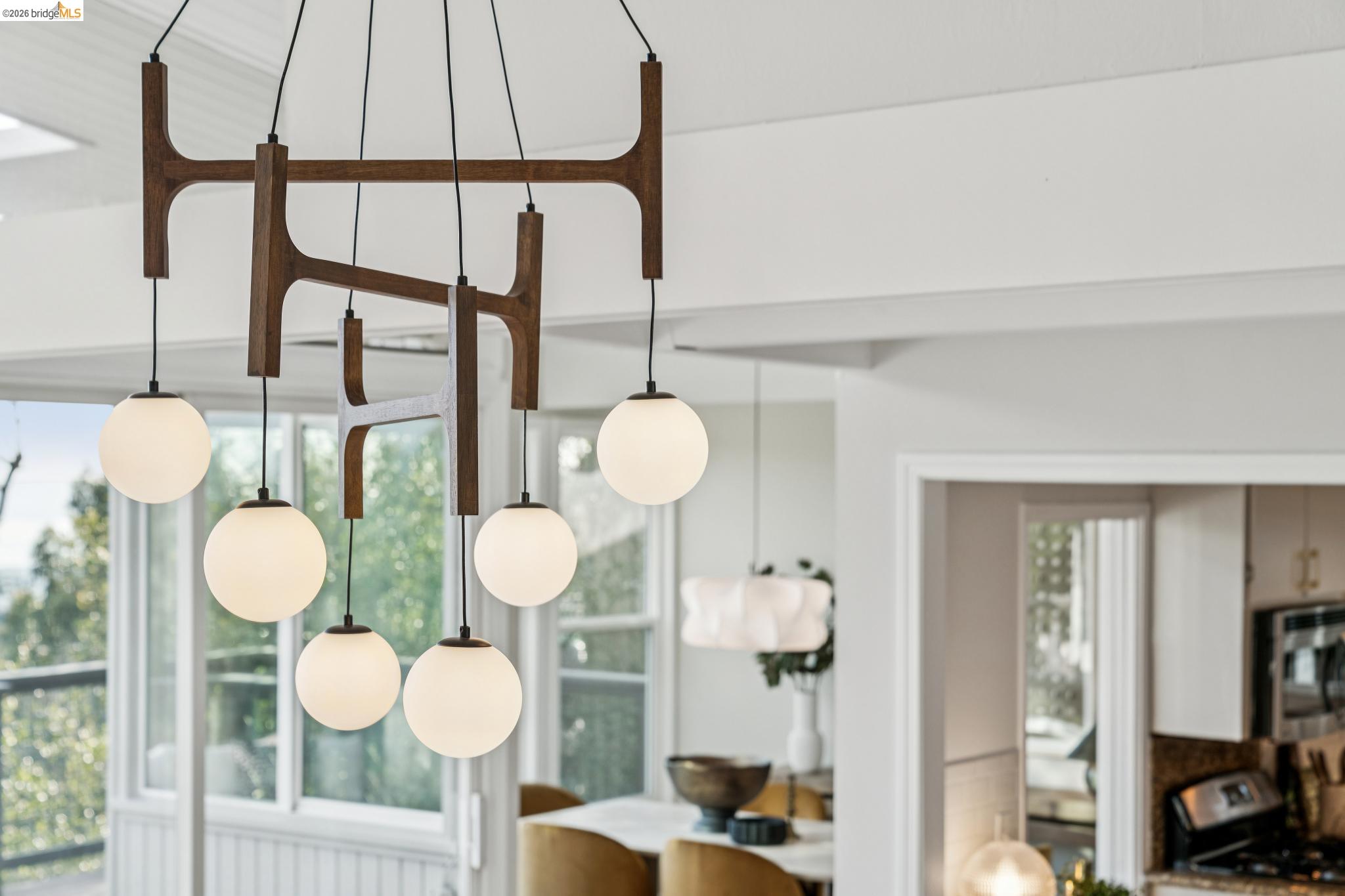 Detail Gallery Image 12 of 60 For 1925 Manzanita Dr, Oakland,  CA 94611 - 3 Beds | 2/1 Baths