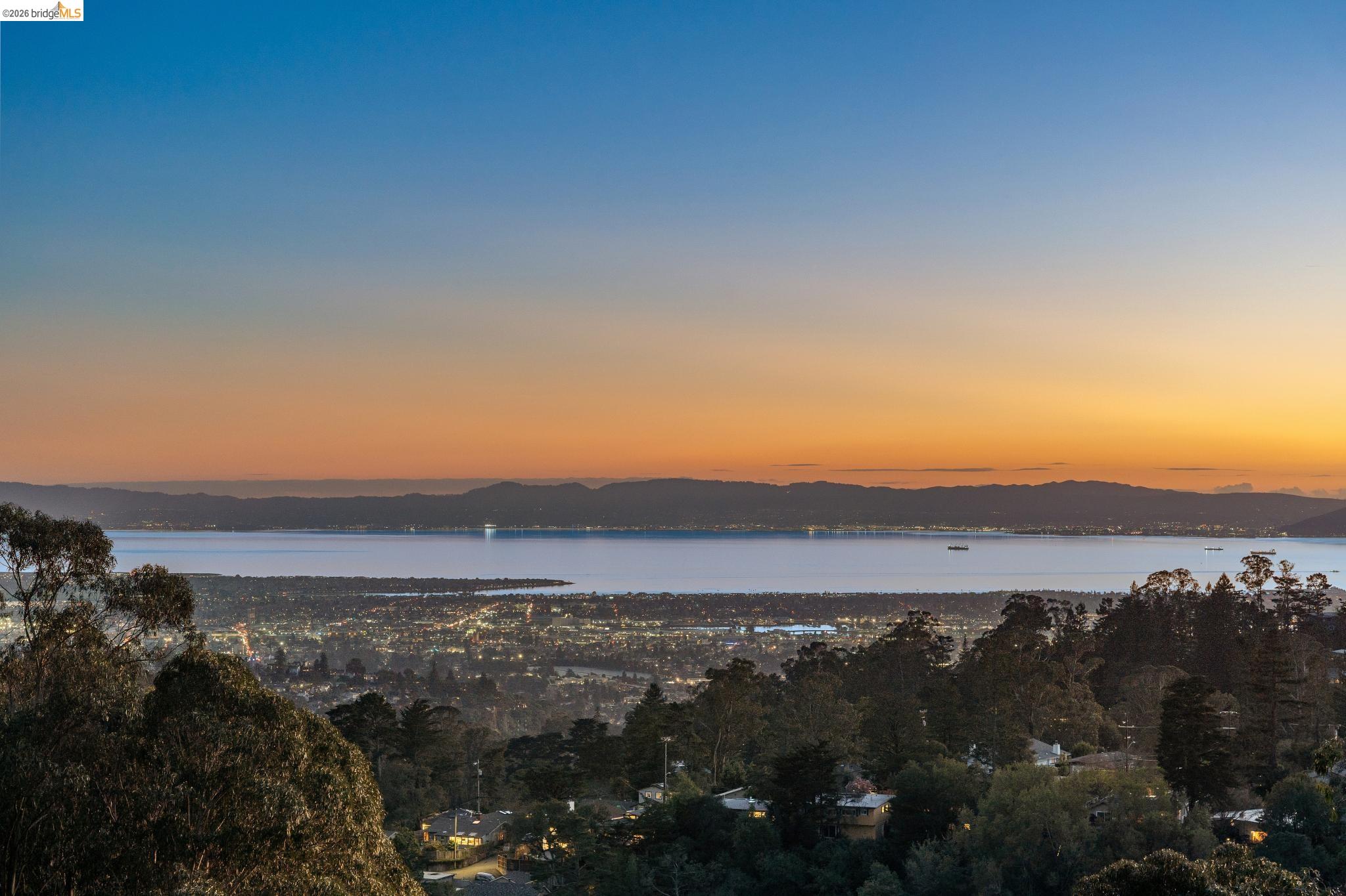 Detail Gallery Image 3 of 60 For 1925 Manzanita Dr, Oakland,  CA 94611 - 3 Beds | 2/1 Baths