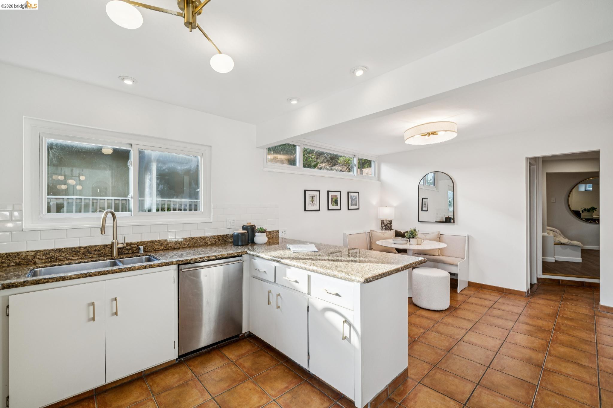 Detail Gallery Image 24 of 60 For 1925 Manzanita Dr, Oakland,  CA 94611 - 3 Beds | 2/1 Baths